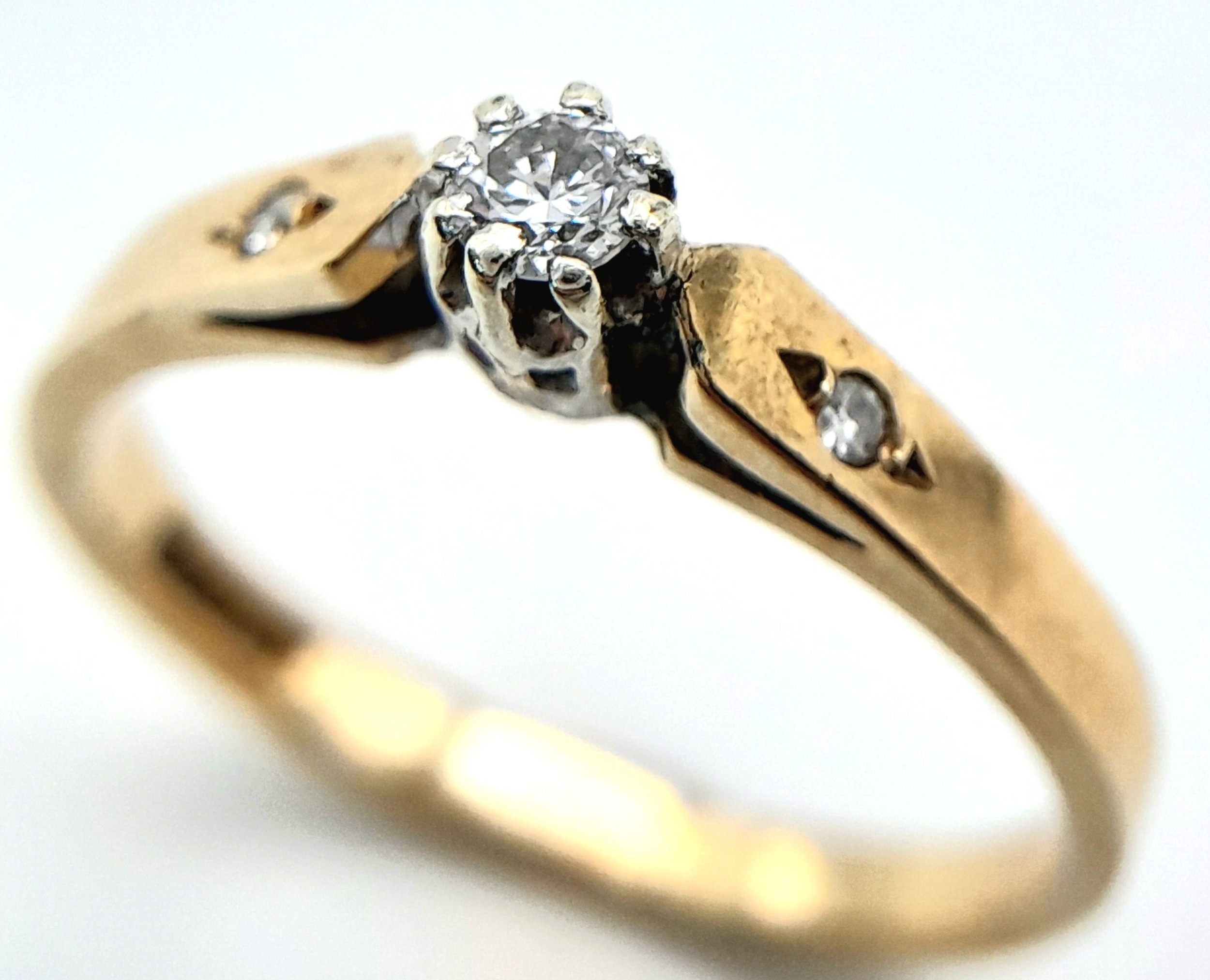 A 9K YELLOW GOLD DIAMOND SOLITAIRE RING. 0.10CT. 1.8G. SIZE N
