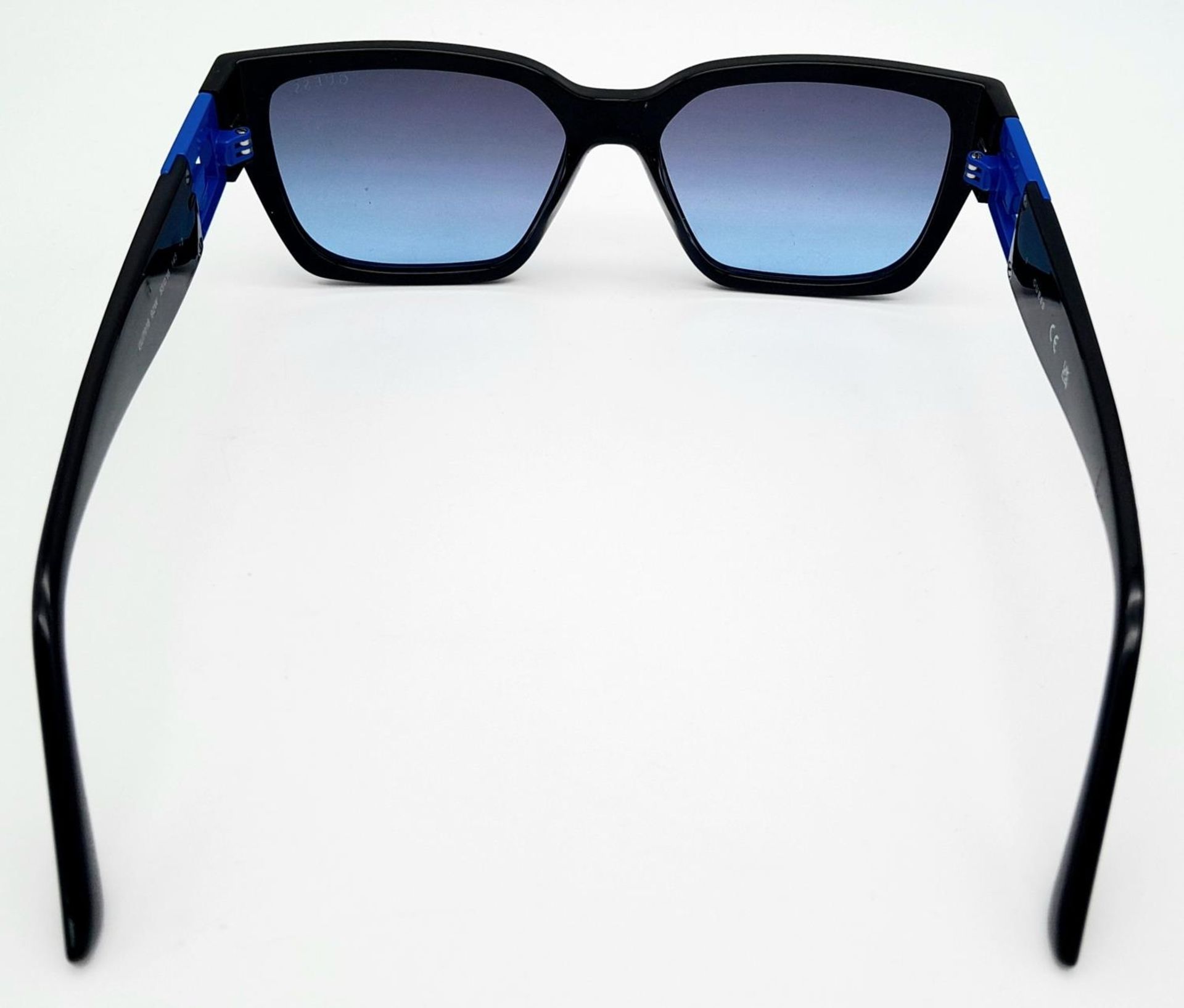 A Pair of Designer Guess Sunglasses. - Bild 4 aus 5
