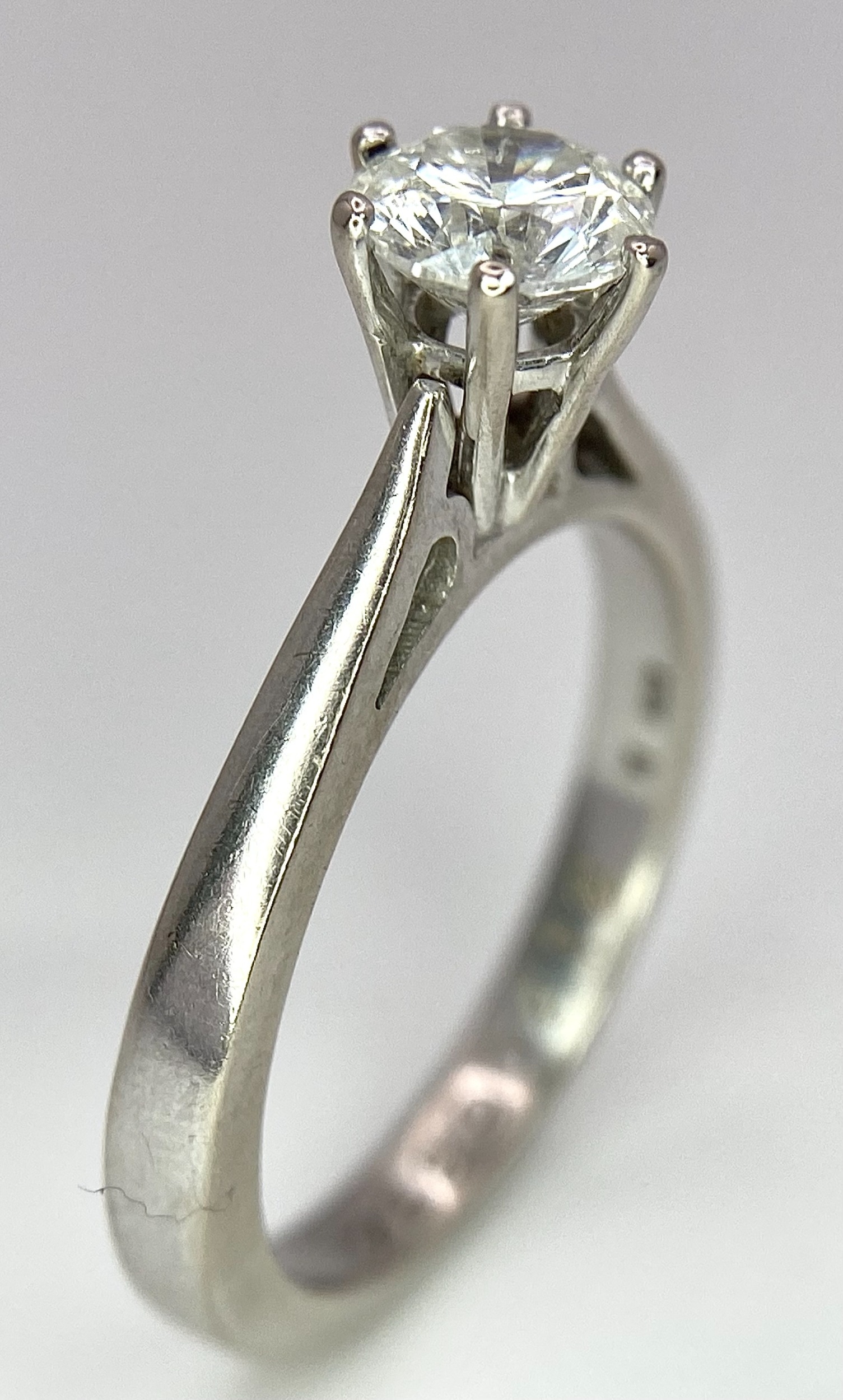 AN 18K WHITE GOLD DIAMOND SOLITAIRE RING - BRILLIANT ROUND CUT 0.70CT. 4.2G. SIZE M - Image 4 of 9