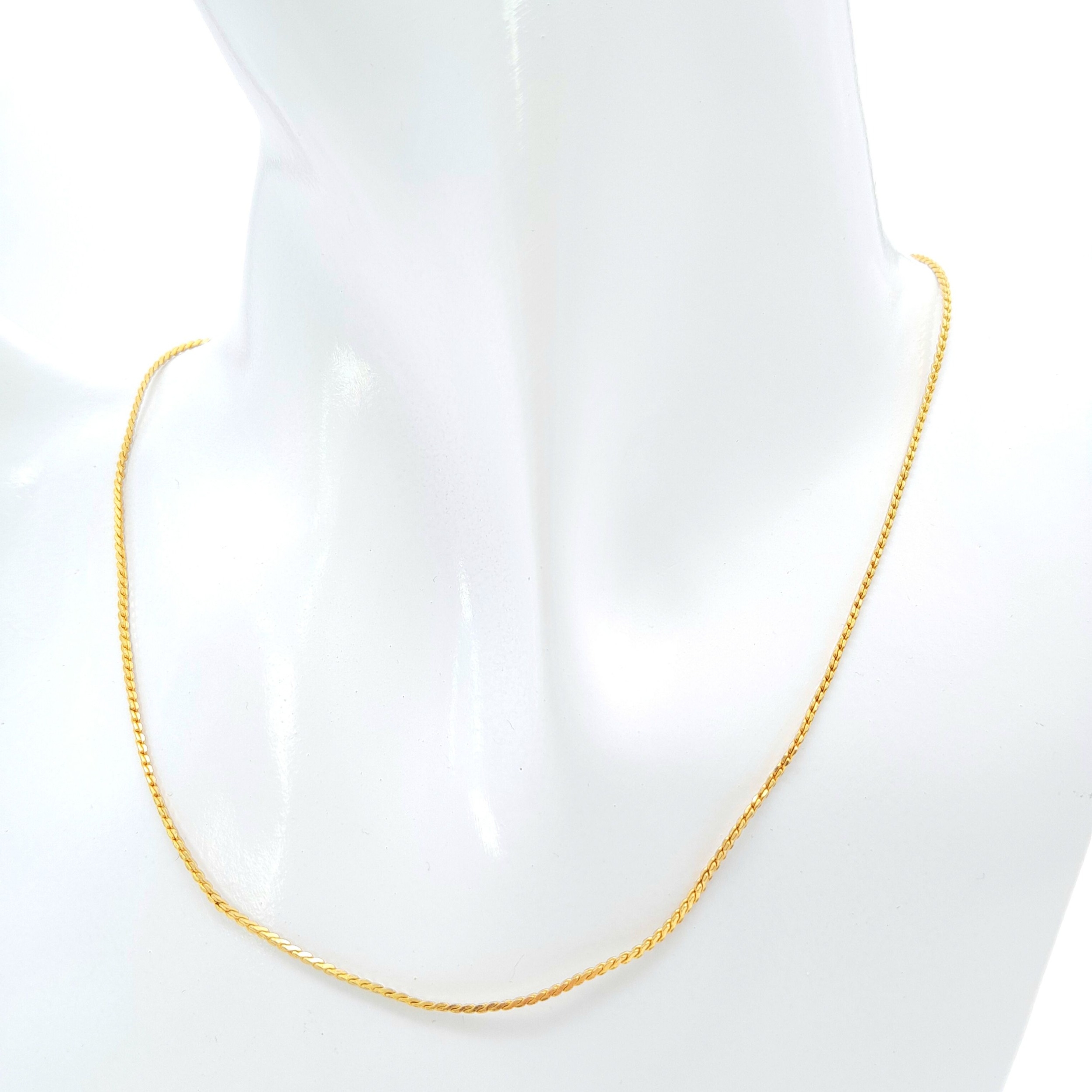 A 9 k yellow gold chain necklace, length: 37 cm, weight: 2.3 g.