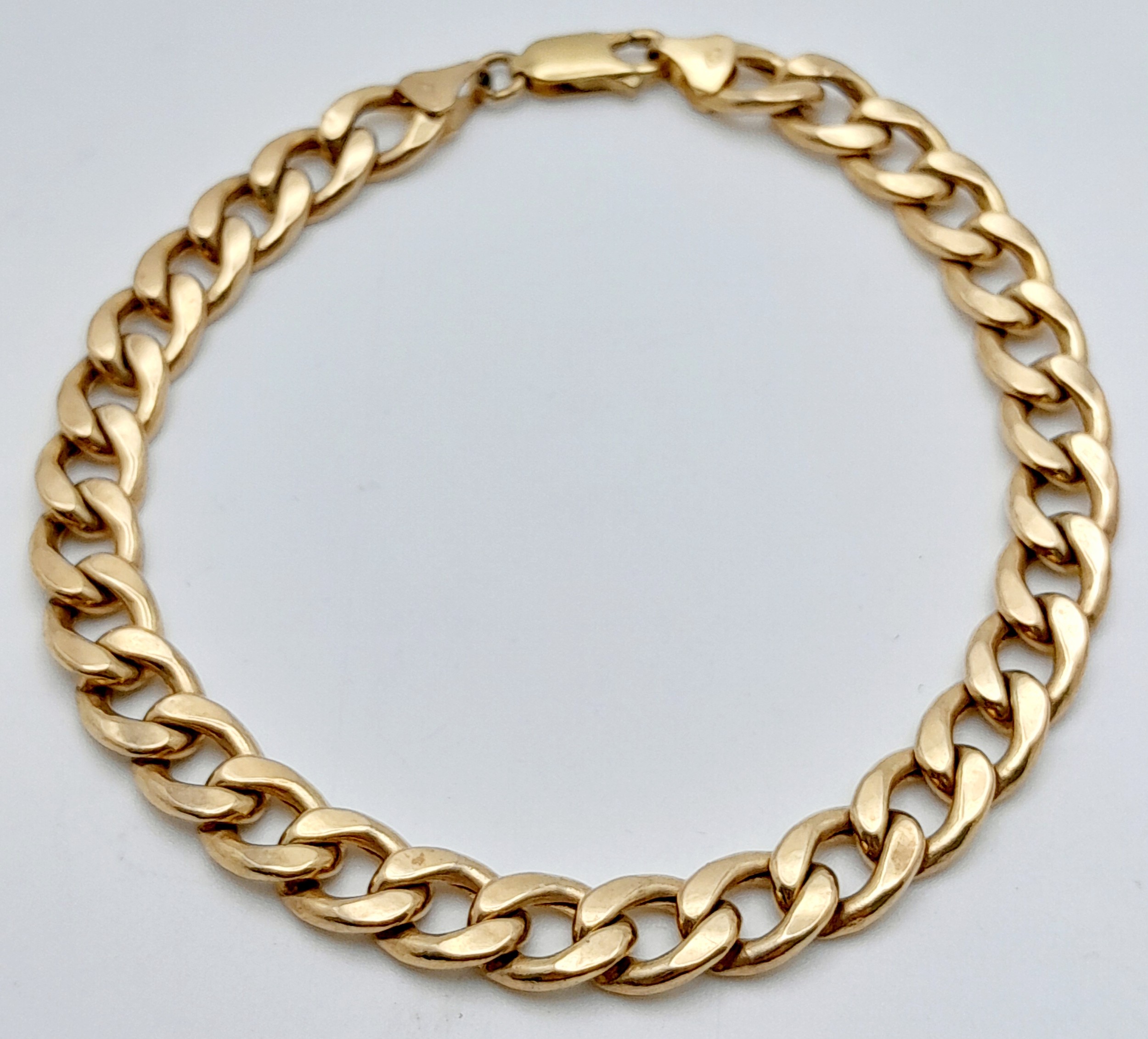 A 9K Yellow Gold Flat Curb Link Bracelet. 19cm. 6.1g weight.