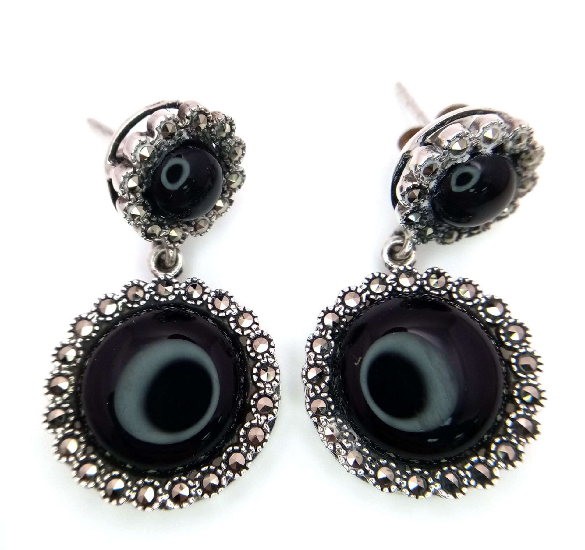 A Pair of 925 Silver, Black Onyx and Marcasite Drop Earrings. 3cm drop. Comes with a presentation - Bild 2 aus 6
