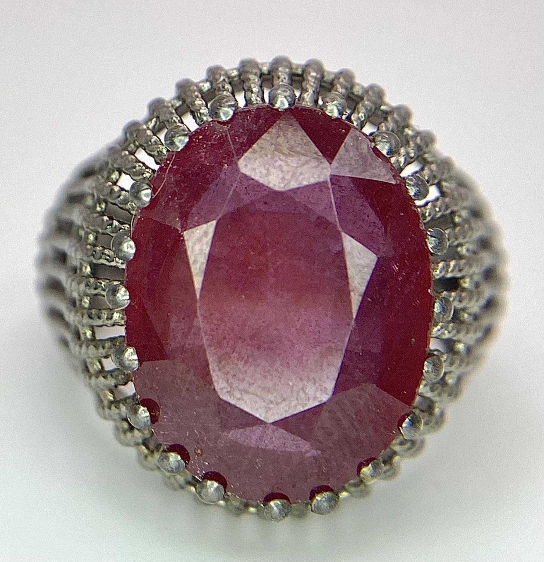 A Vintage Style 12ct Ruby Gemstone Ring set in 925 Silver. Size N. 8g total weight. - Bild 3 aus 6