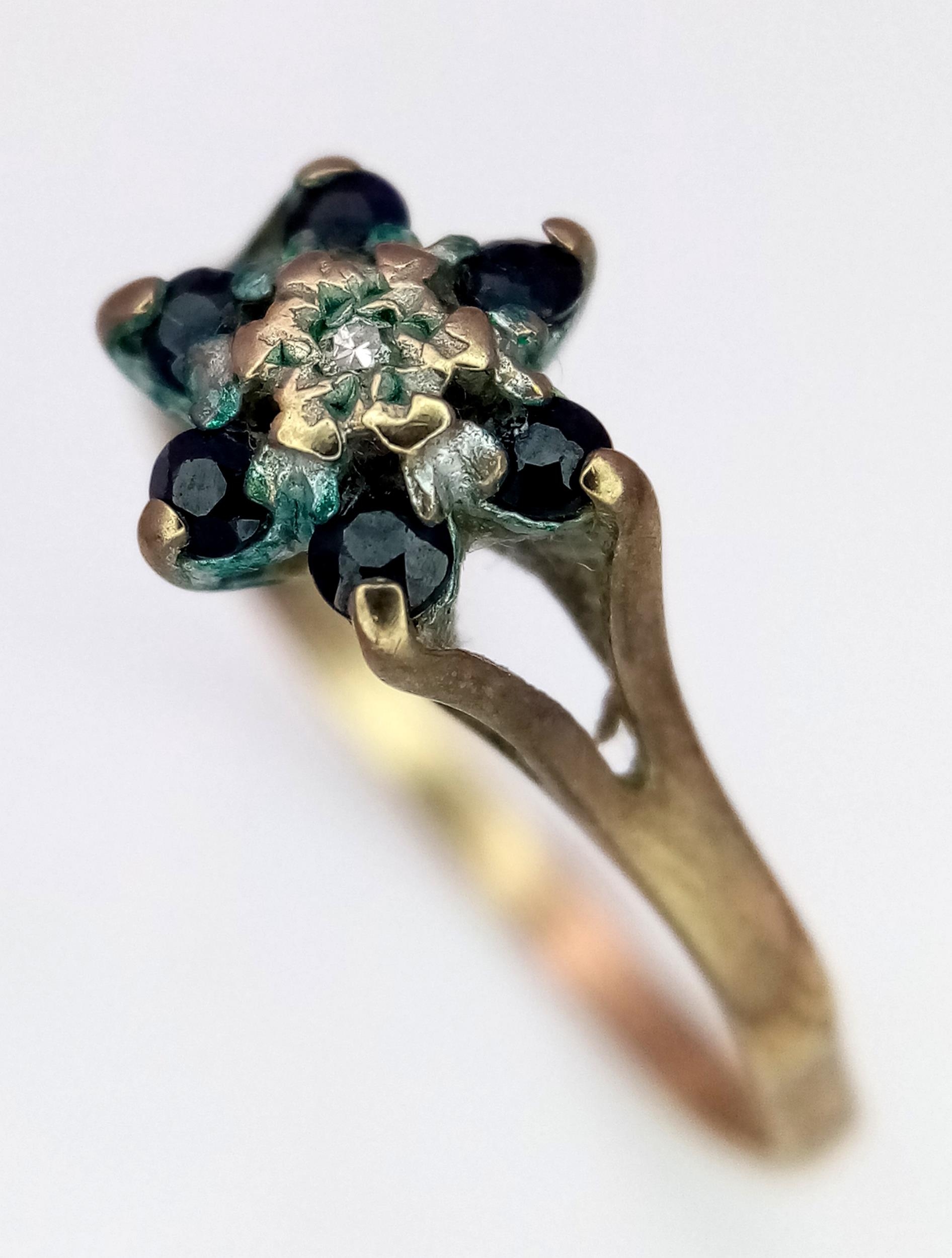 A Vintage 9K Yellow Gold and Sapphire Ring. size M. 1.05g - Image 3 of 6