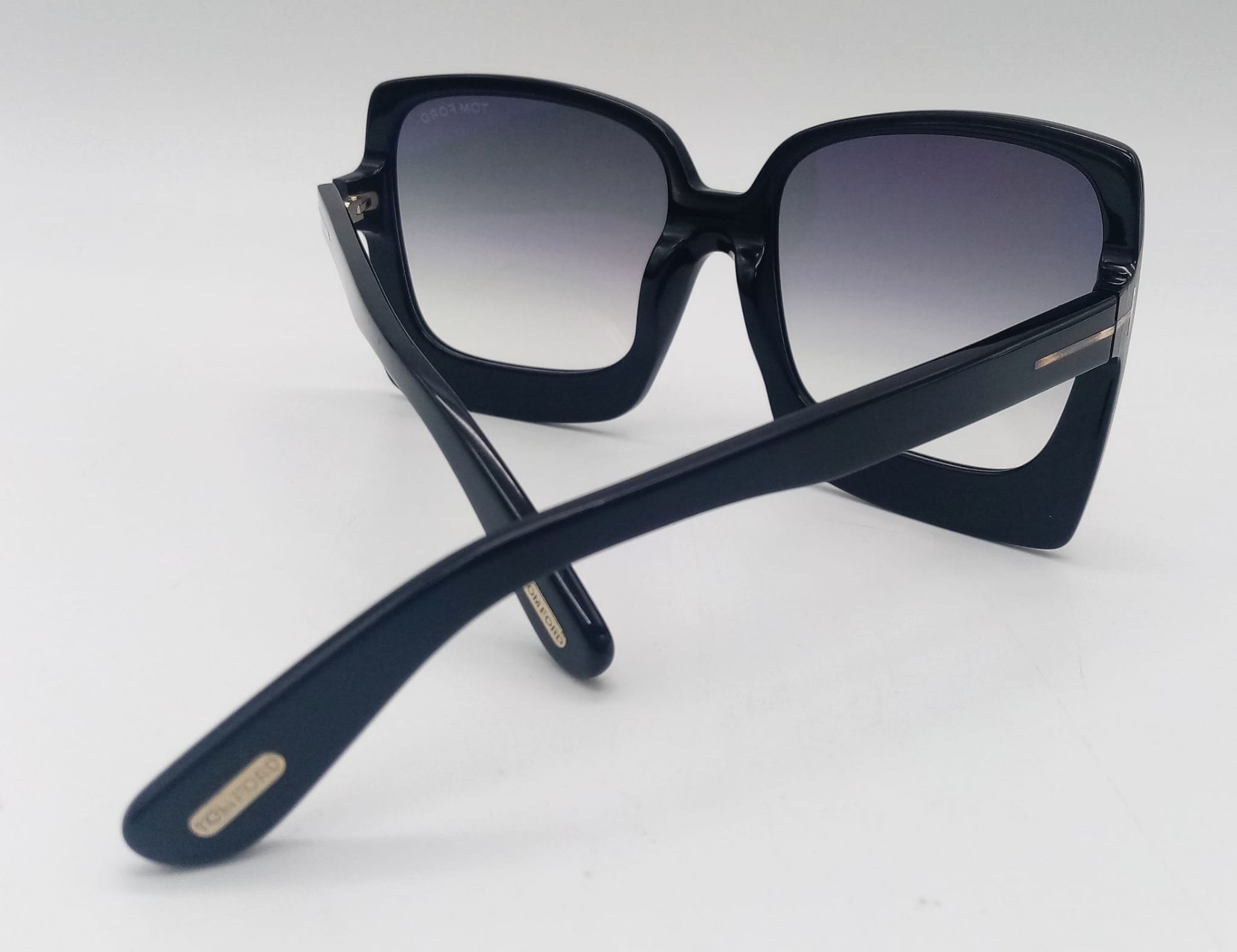 A pair of Tom Ford Katrine sunglasses with original velvet case. 60.19 135-2 ref:16294 - Bild 2 aus 8