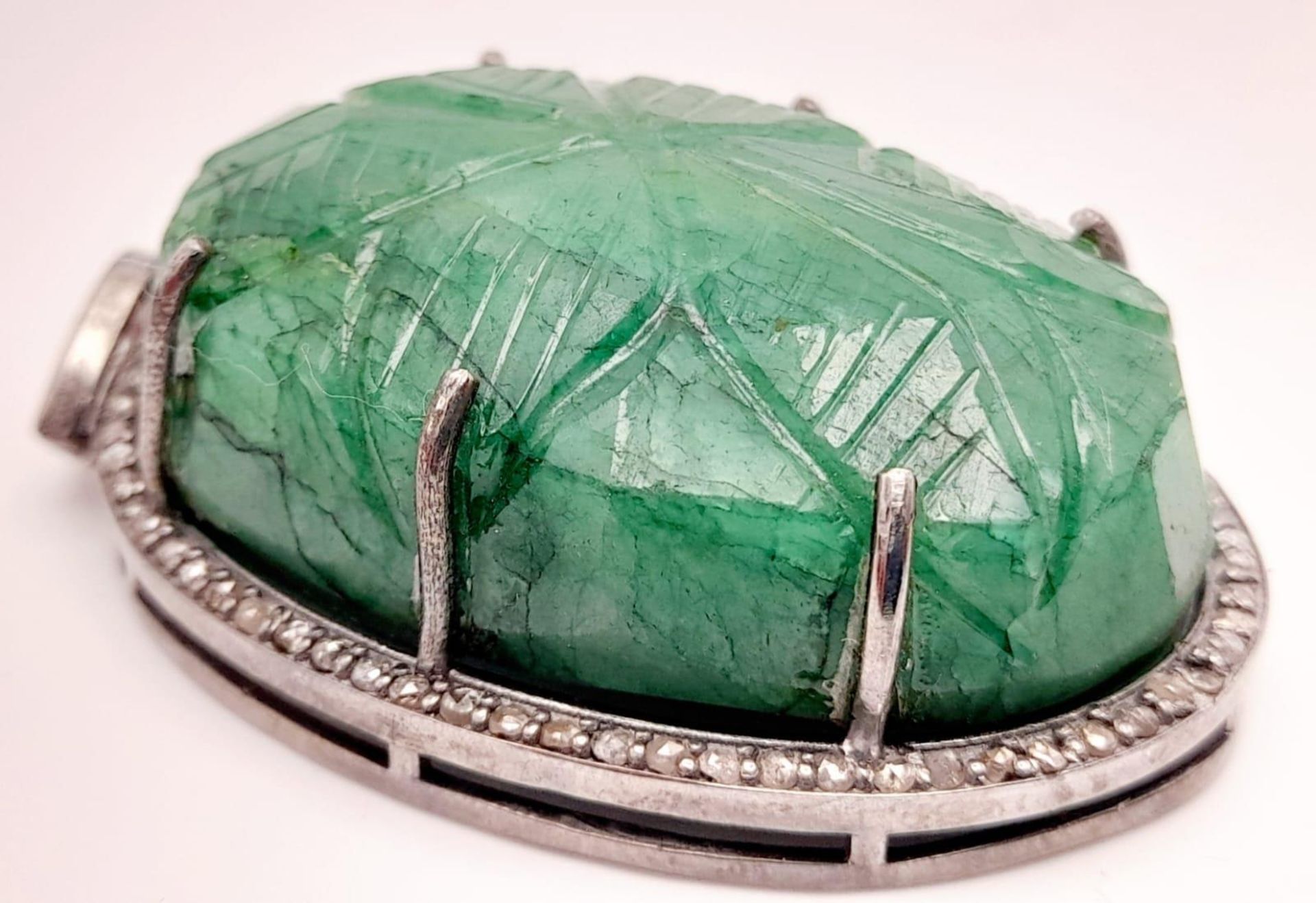 A Silver Carved Emerald Pendant with Rose-Cut Diamond Surround. Oval shaped. 144.25- ctw. Diamonds - - Bild 3 aus 5