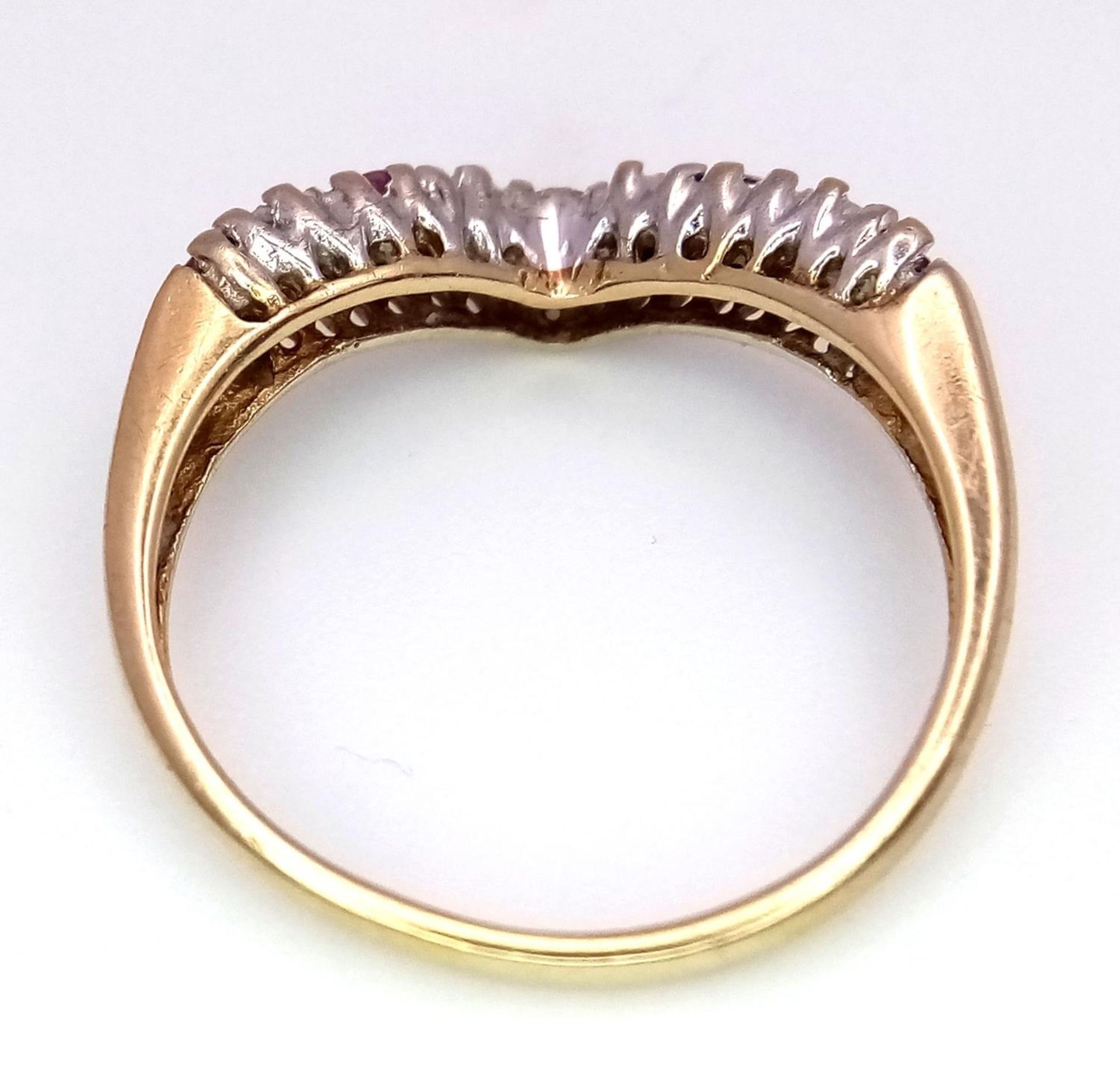 A 9K YELLOW GOLD DIAMOND & RUBY WISHBONE BAND RING 2.1G SIZE K 1/2. SC 9021 - Image 4 of 5