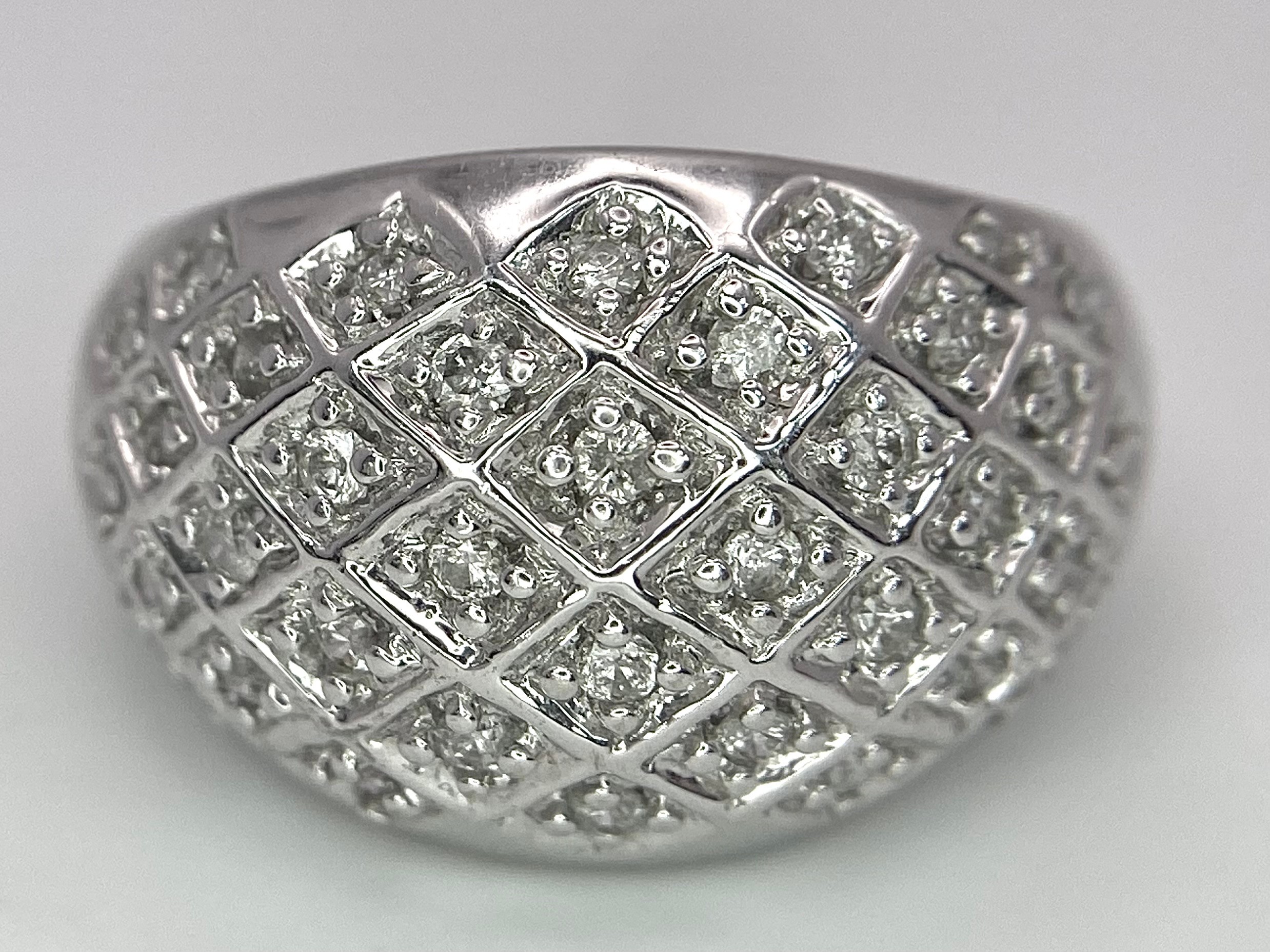 A 9K WHITE GOLD DIAMOND SET BOMBE RING 0.25CT 10.2G SIZE O. SC 9010 - Bild 4 aus 6