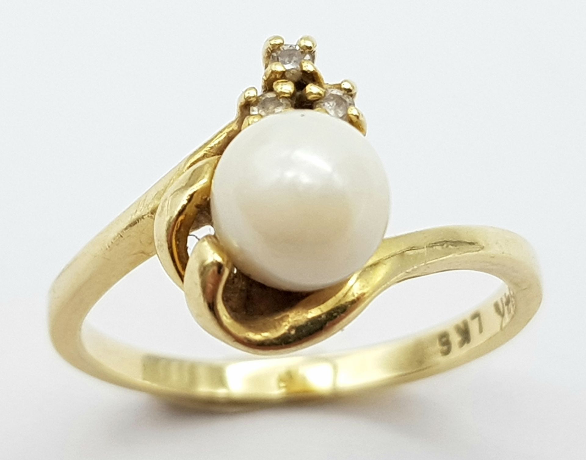 A Vintage 14K Yellow Gold Pearl and Diamond Crossover Ring. Size M. 2.65g total weight. - Bild 2 aus 5