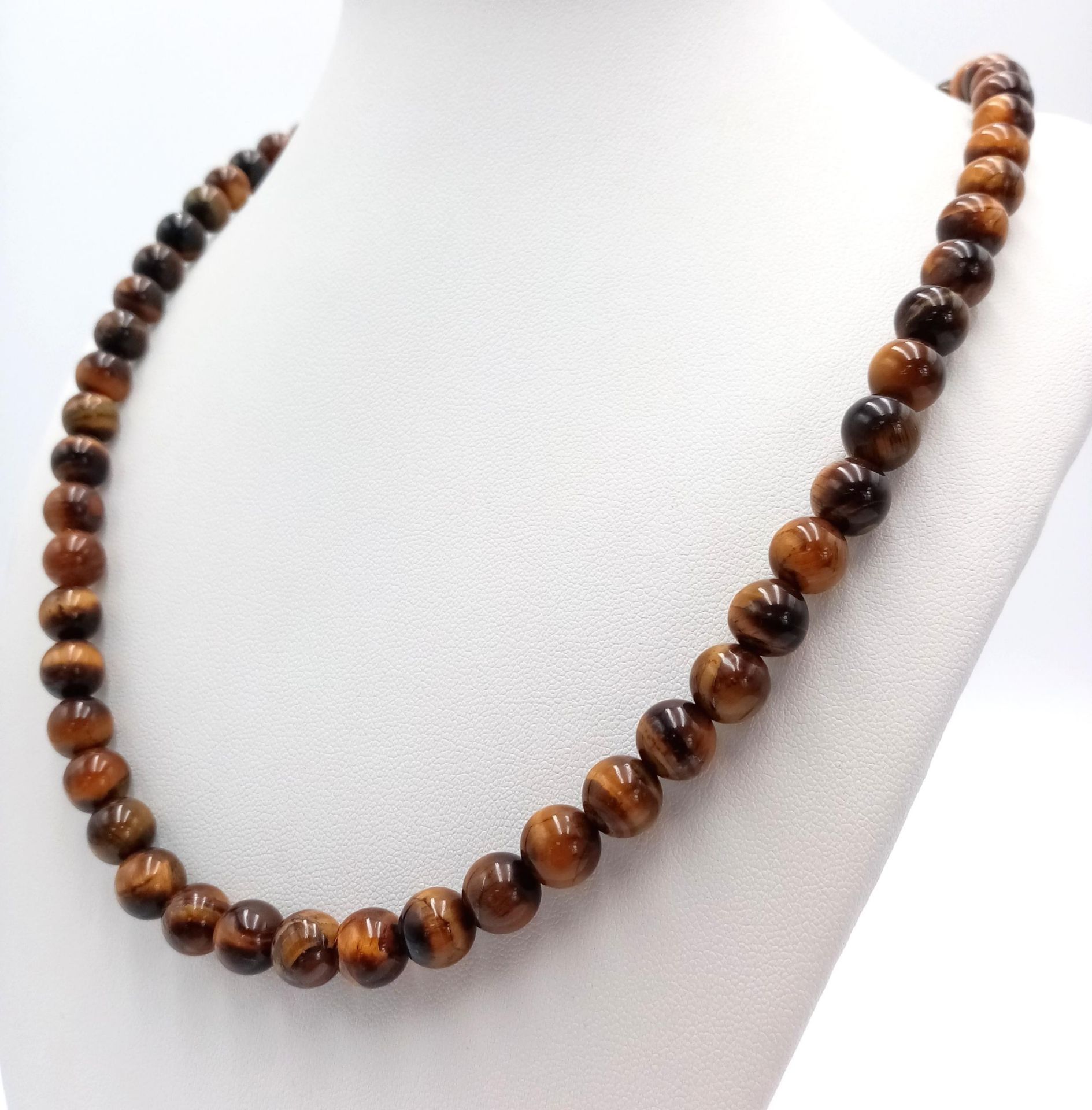 A Tigers Eye Beaded Necklace with Silver Clasp. 8mm beads. 46cm. - Bild 2 aus 5