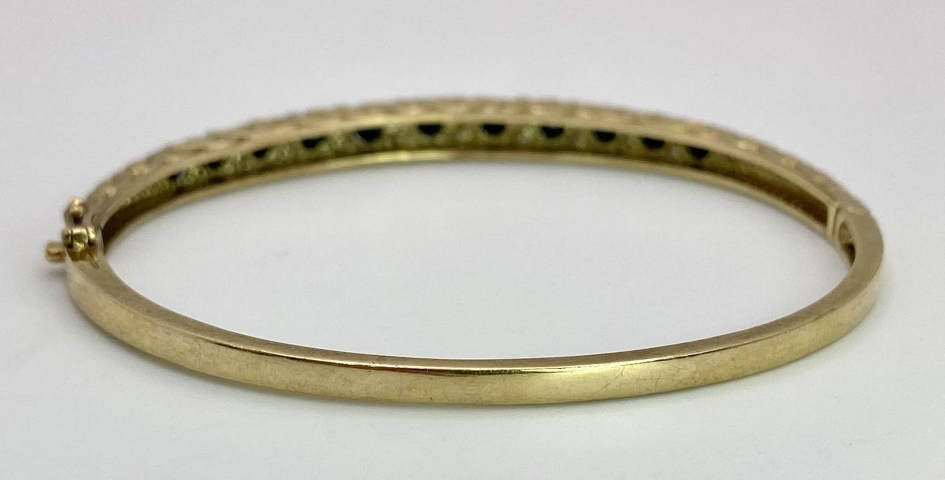 A 9K YELLOW GOLD DIAMOND & SAPPHIRE SET BANGLE 10.4G , 55mm x 63mm diameter. SC 9005 - Bild 5 aus 8