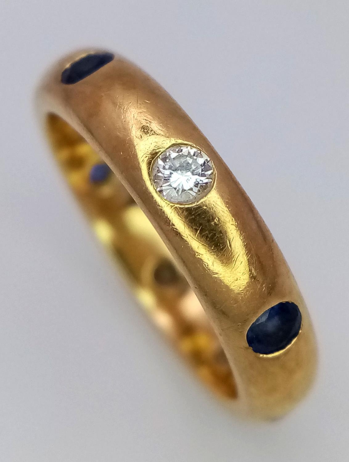 A 18K YELLOW GOLD DIAMOND & SAPPHIRE SET BAND RING 0.20CT DIAMONDS & 0.25CT SAPPHIRES 5.5G SIZE K. - Bild 3 aus 5