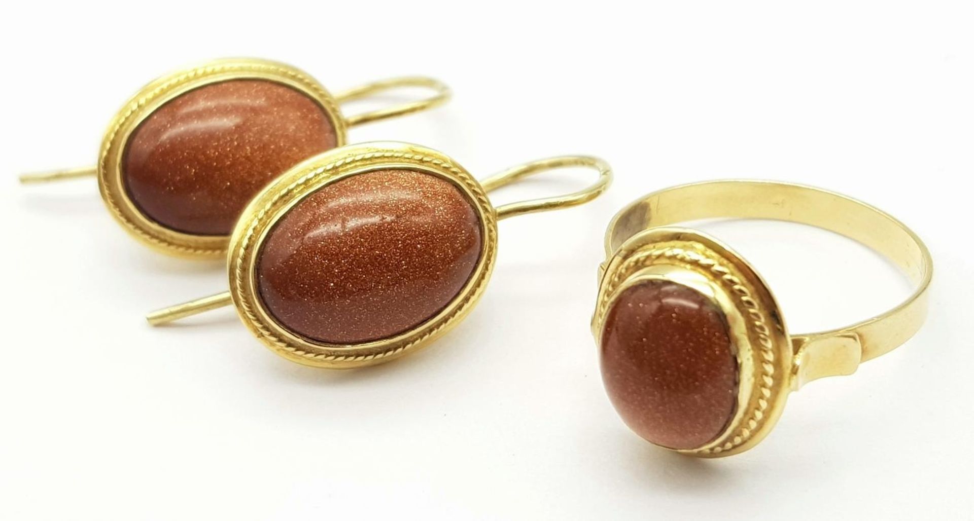 A 9 K yellow gold set of ring and earrings with "sun" stone cabochons. Ring size: P, weight: 9.2 g. - Image 5 of 5