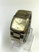 A Gents Gucci 8500M quartz date watch , needs battery as found .