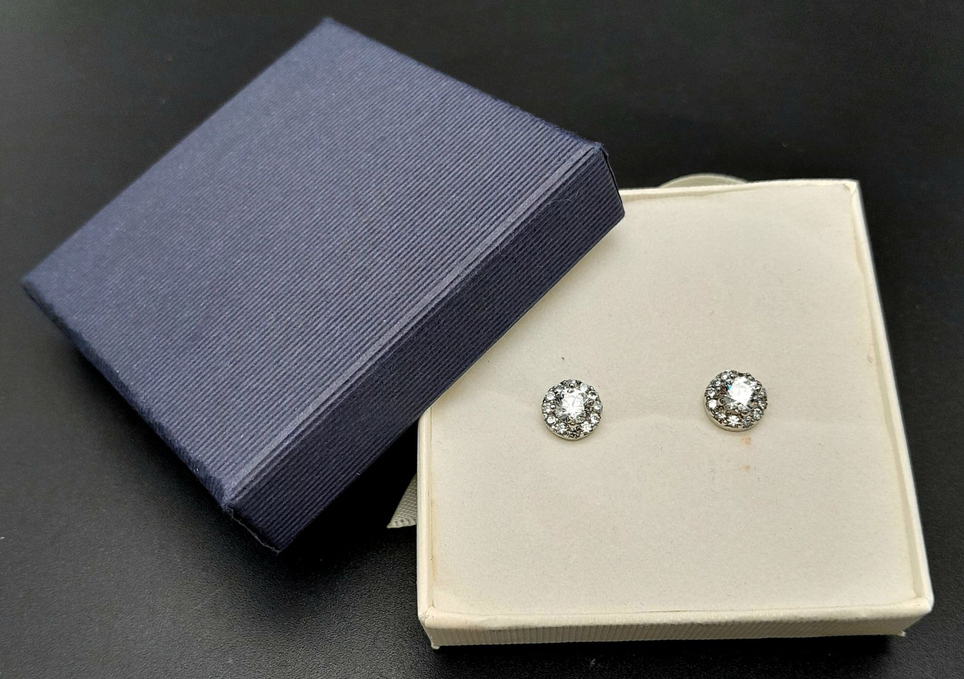 A Pair of 925 Silver White Zircon Stud Earrings. - Image 5 of 6