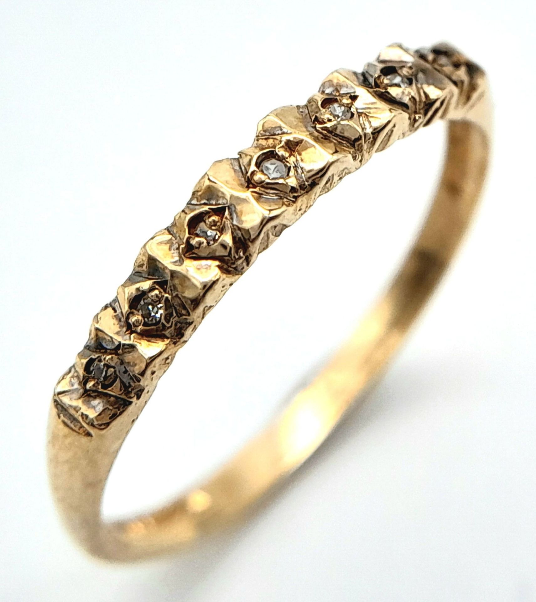 A 9K YELLOW GOLD DIAMOND BAND RING. 1.1G. SIZE O - Bild 4 aus 6