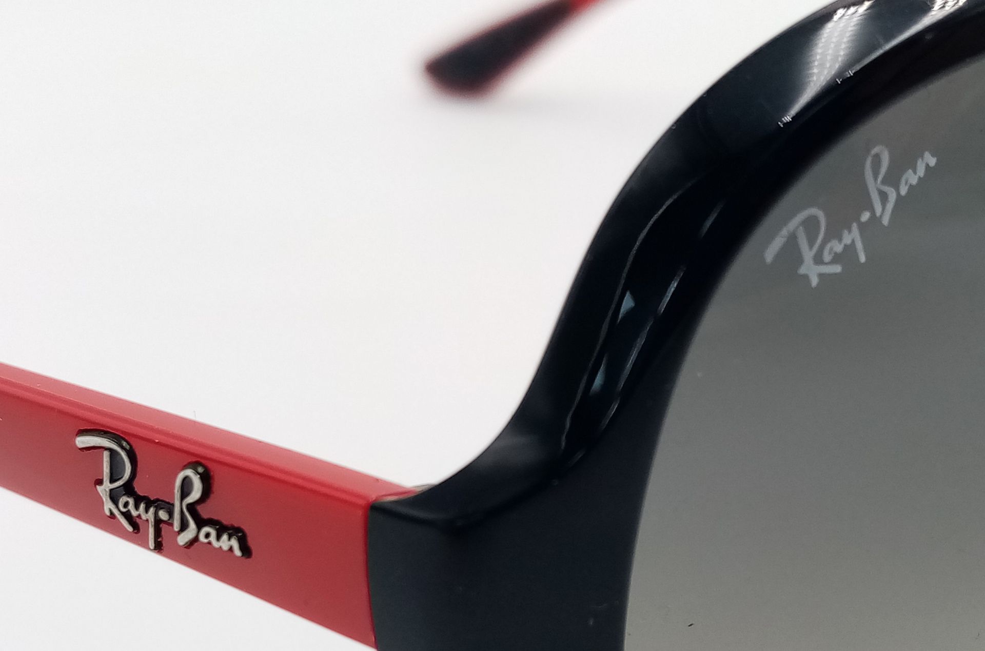 A Pair of Ray Ban Sunglasses with Case. - Bild 4 aus 9