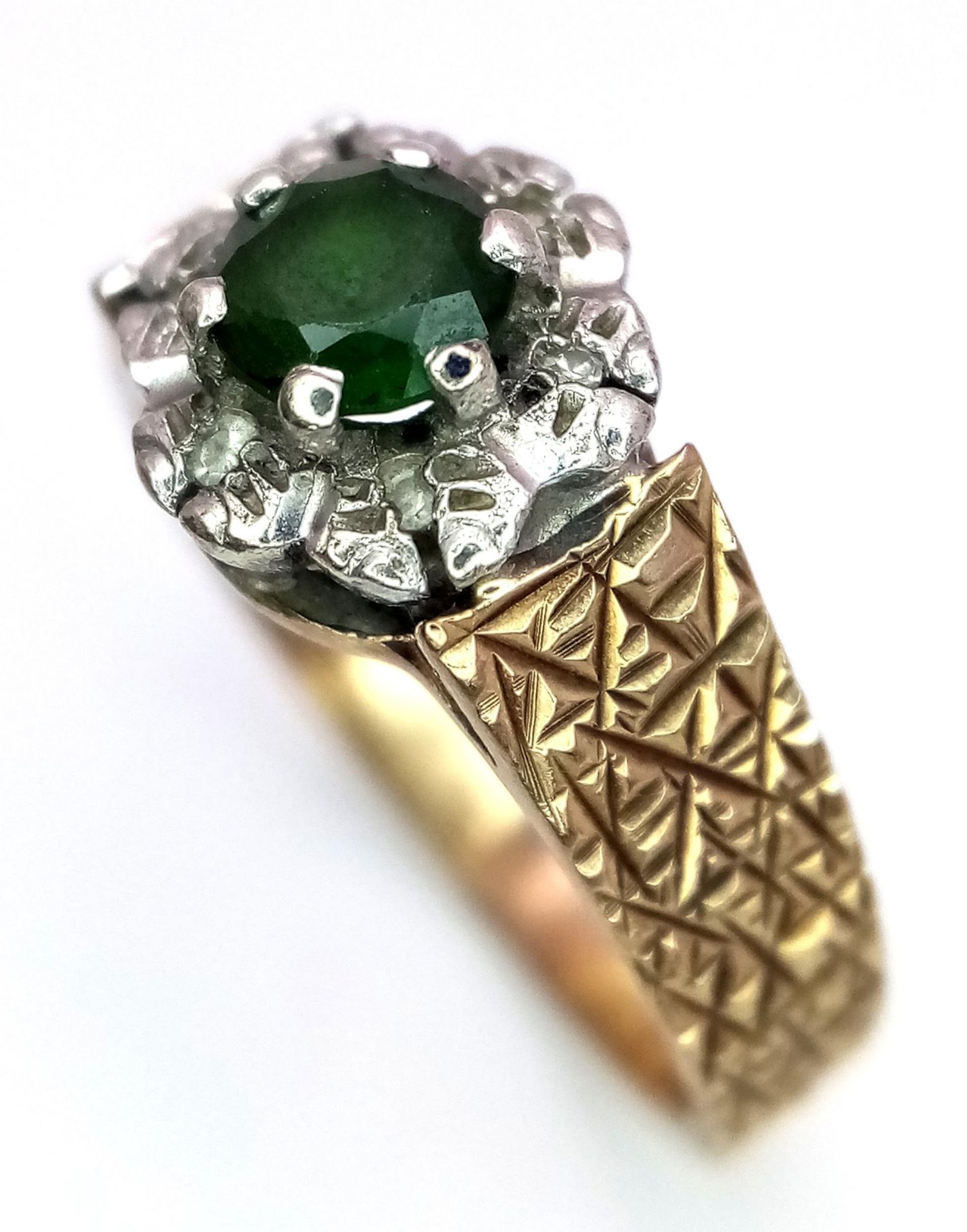 A Vintage 9K Peridot and Diamond Ring. Central round cut peridot with a diamond halo. Size L. 3.4g - Image 3 of 6