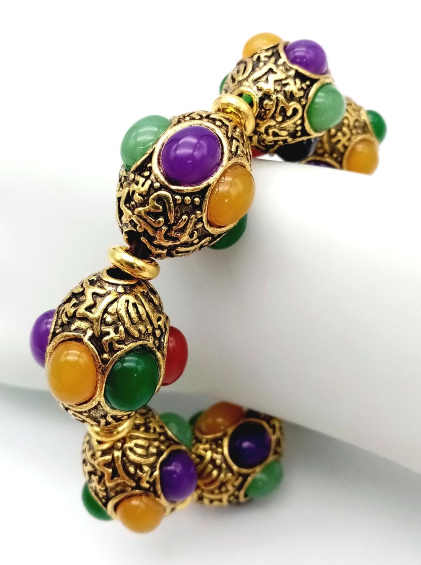 A Gilded Tibetan Style Bracelet with Multi-Colour Jade Cabochon Decoration. Gilded spacers. - Bild 2 aus 3
