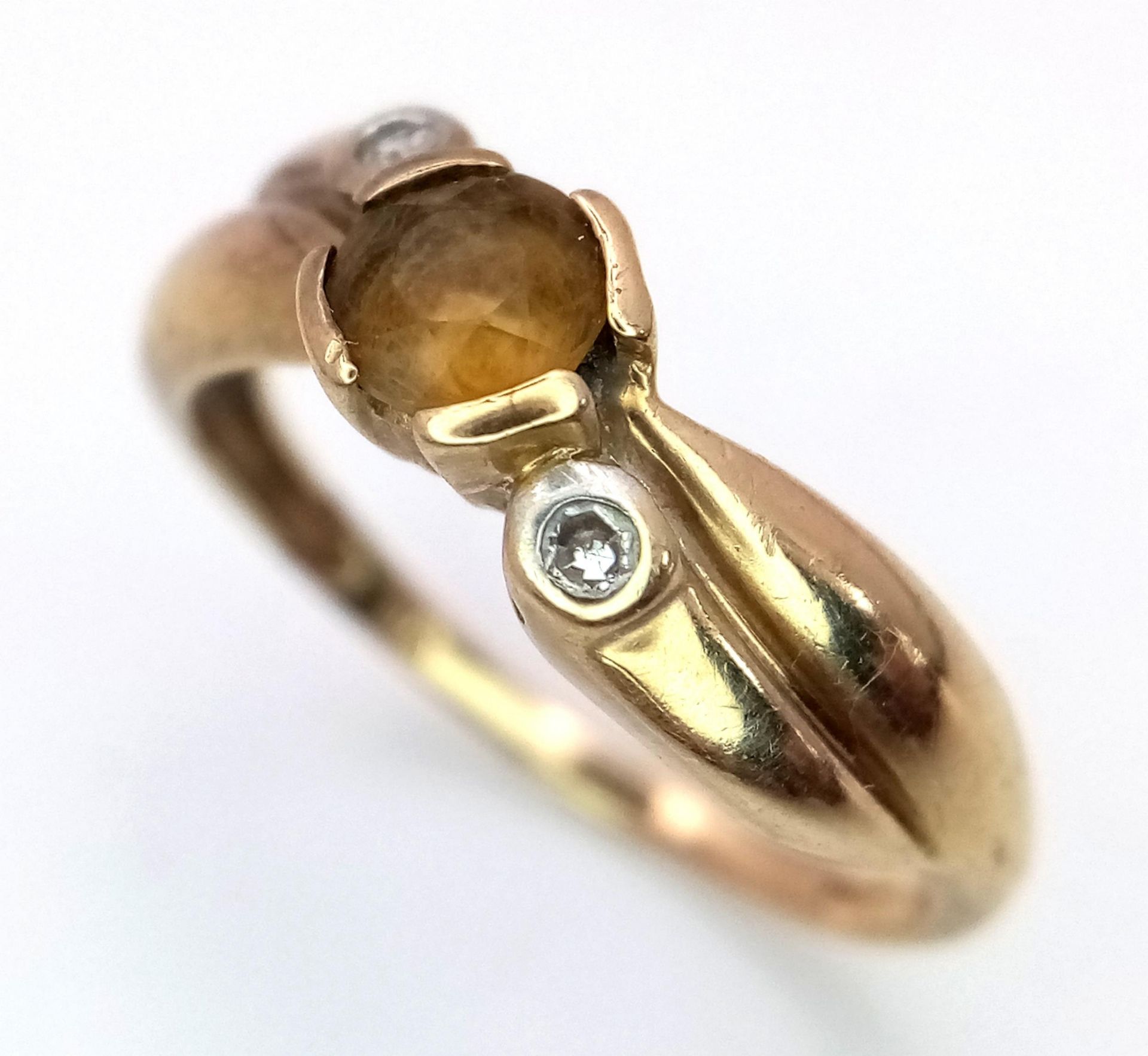 A 9K Yellow Gold Citrine and Diamond Crossover Ring. Size J. 1.8g total weight. - Bild 2 aus 6