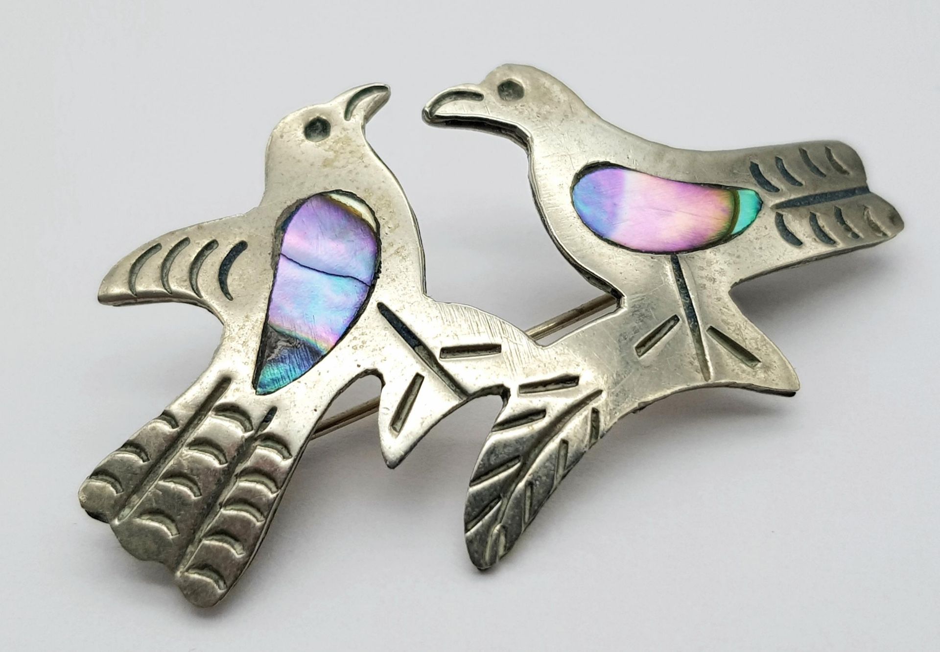 A Trio of Vintage 925 Silver Brooches. Inlaid Pussy, Inlaid Lovebirds and a Leaf. 5cm - pussy. 12.8g - Image 4 of 6