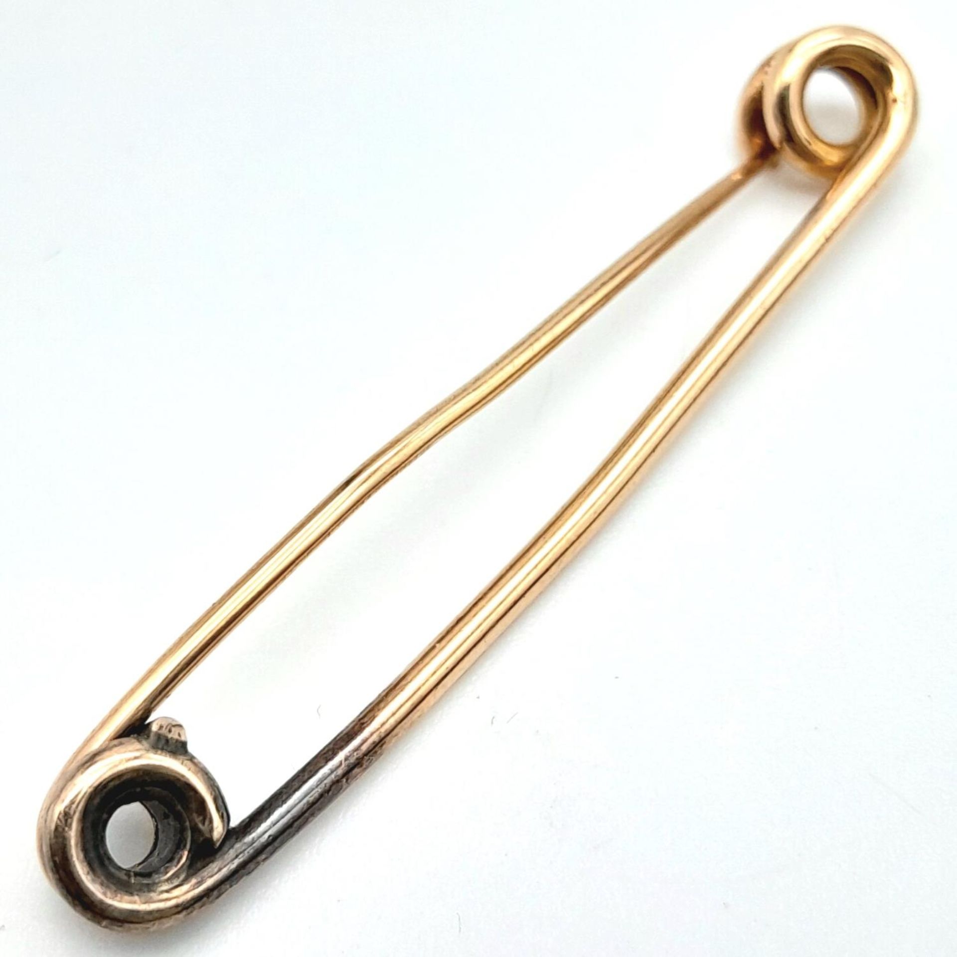 A 9ct Yellow Gold (tested as) Tie Pin, 2.2g total weight, 43mm. ref: 1489I - Image 2 of 3