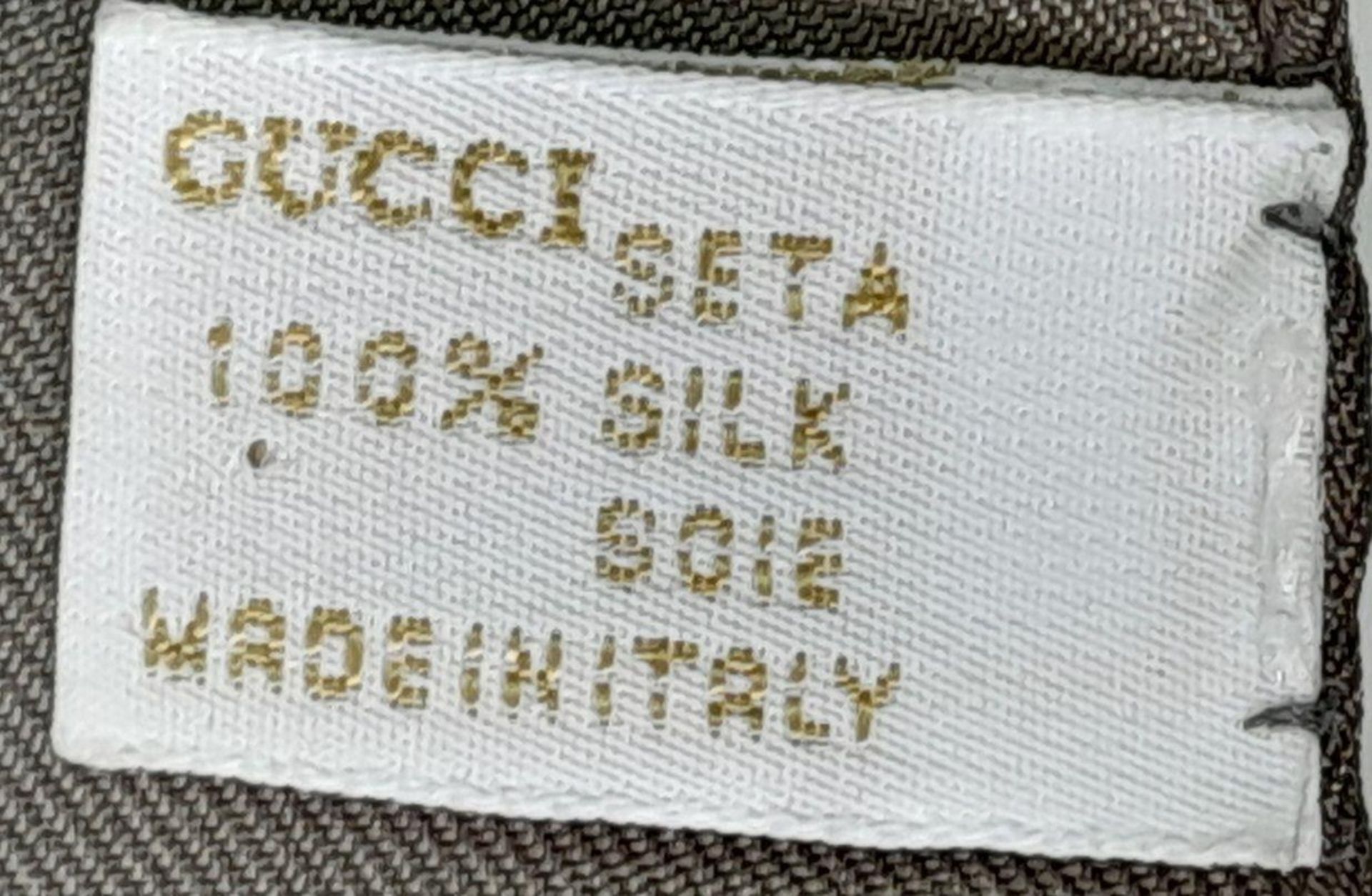 A GUCCI 100% silk scarf, made in Italy, dimensions: 90 x 90 cm. Ref: 17161 - Bild 6 aus 7