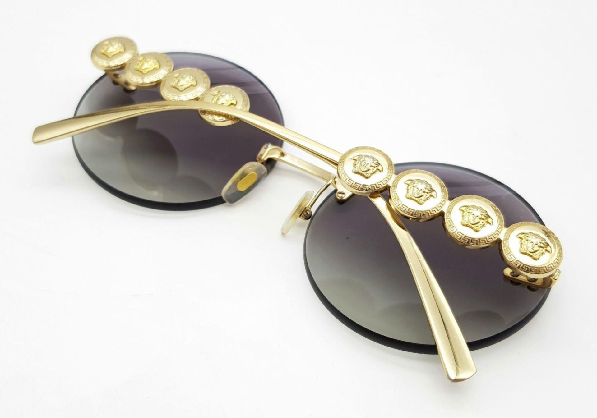 A Pair of Designer Versace Ladies Sunglasses. - Bild 5 aus 7