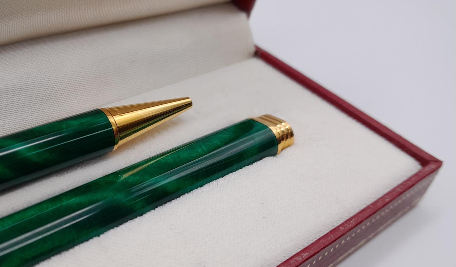 A Must de Cartier Fountain and Ballpoint Set of Pens. Malachite lacquer decoration. Ref: 017182 - Image 3 of 9