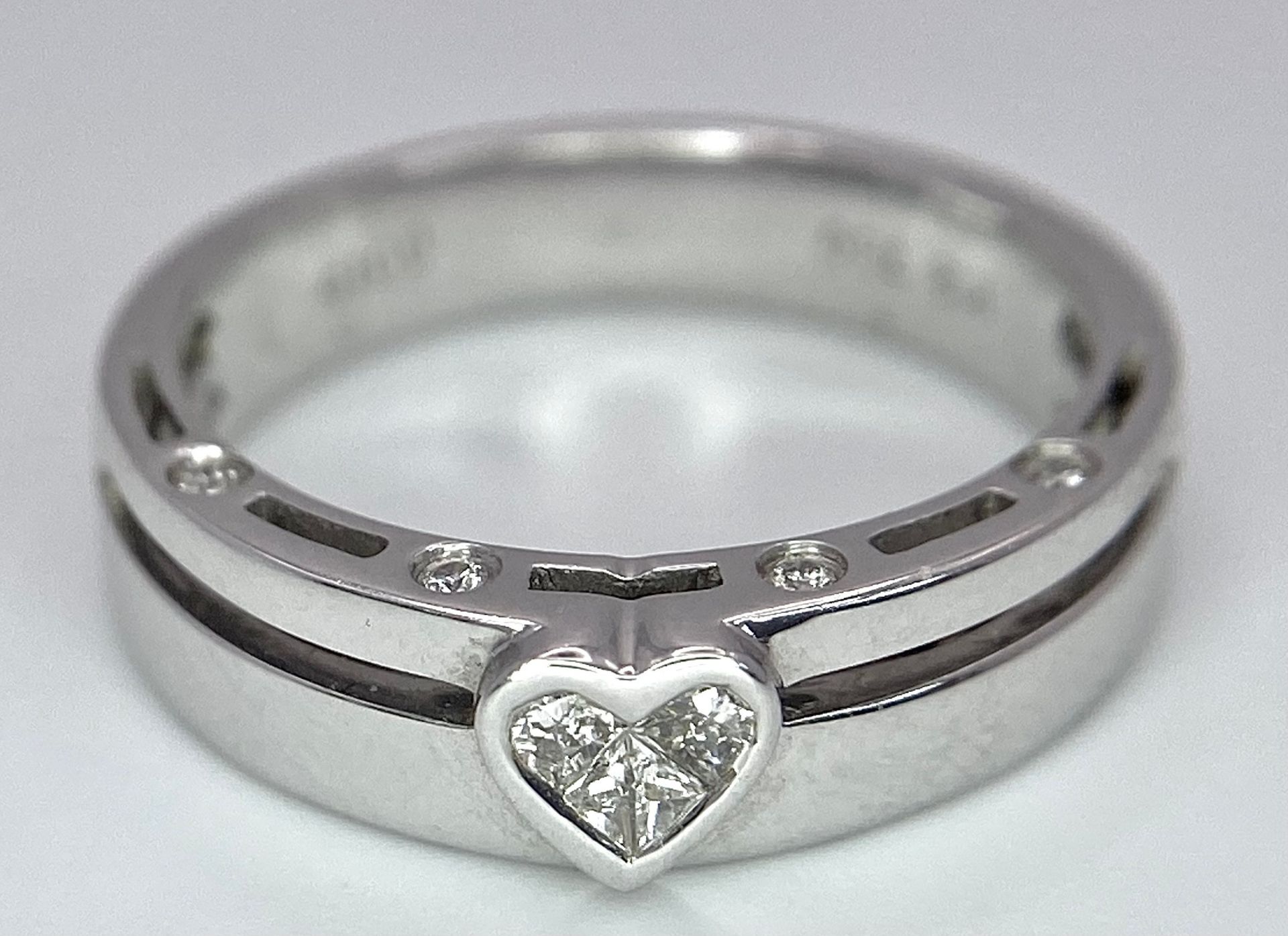 A 18K WHITE GOLD DIAMOND RING, DIAMONDS SET IN HEART SHAPE CENTRE AND DIAMONDS SET ON TWO SIDE 4. - Image 5 of 7