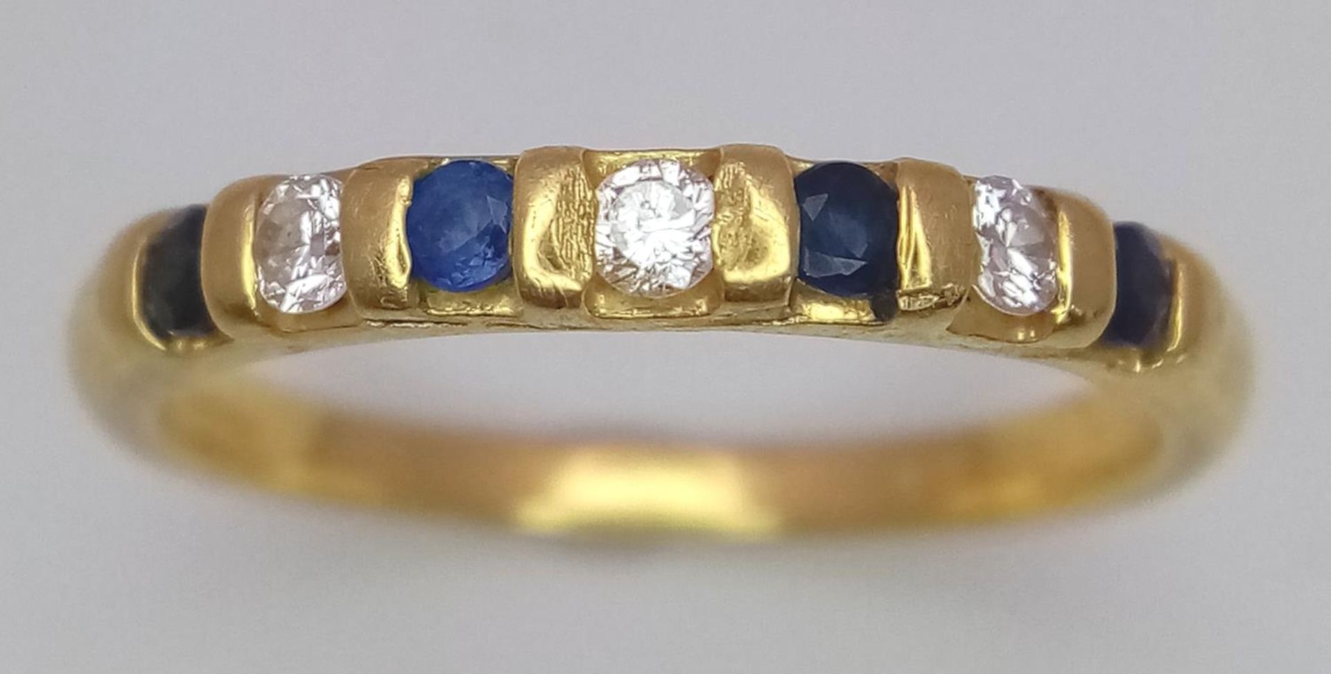 AN 18K YELLOW GOLD DIAMOND & SAPPHIRE BAND RING. 0.15ctw, size M, 2.5g total weight. Ref: SC 9048 - Image 2 of 4