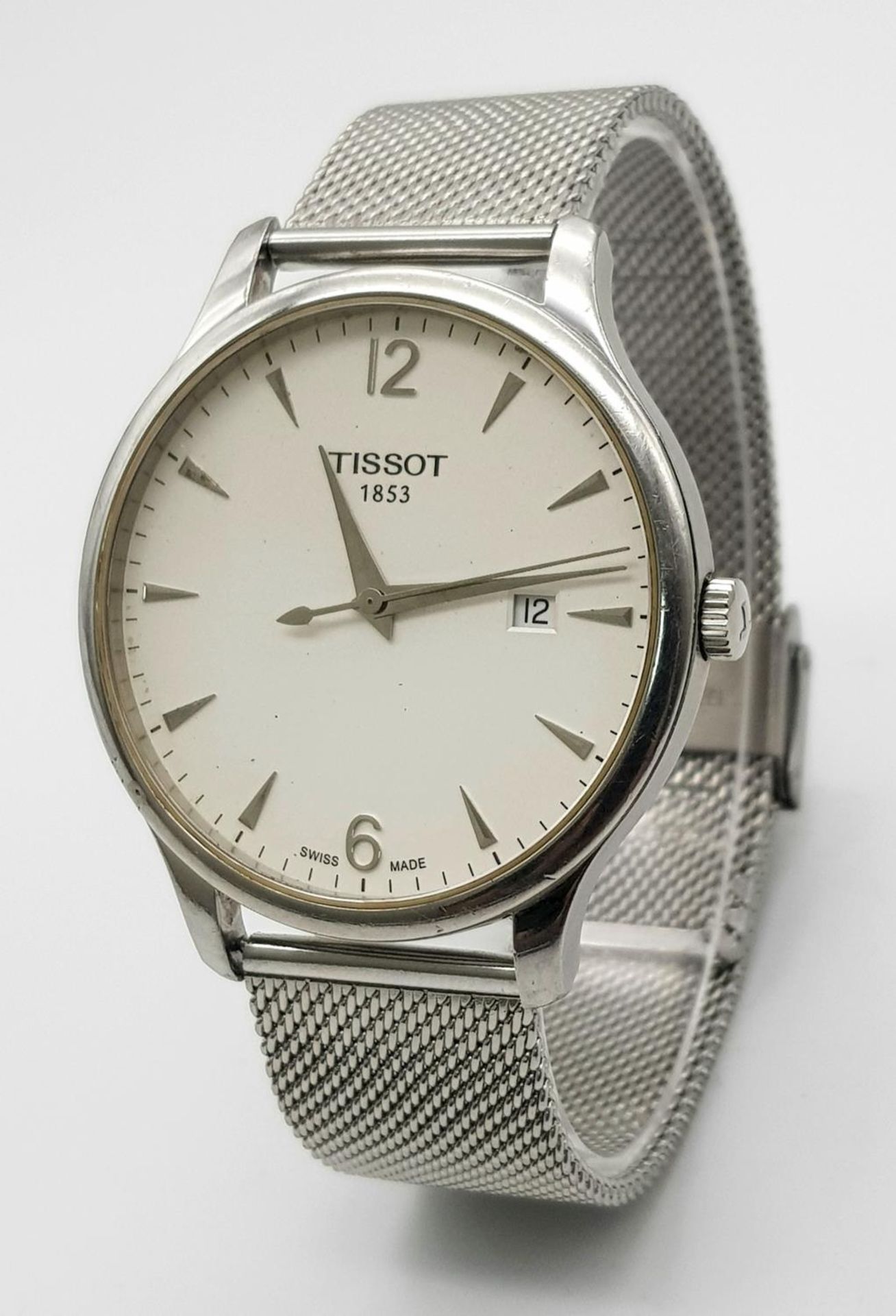 A Large Tissot Quartz Gents Watch. Stainless steel bracelet and case - 42mm. White dial with date