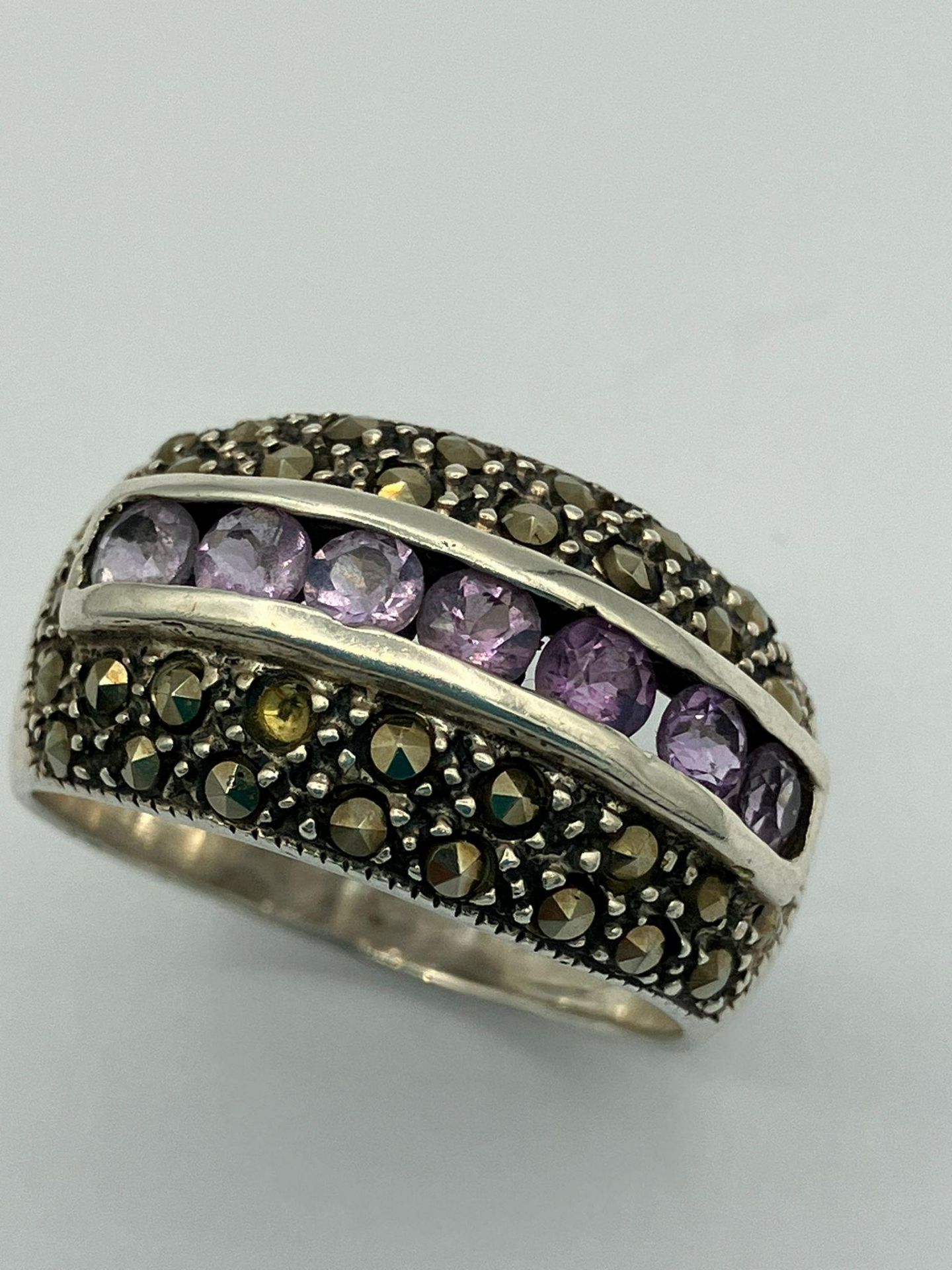 Vintage SILVER MARCASITE RING,set with AMETHYSTS to centre. Complete with ring box. Size Q 1/2 - R. - Bild 2 aus 3