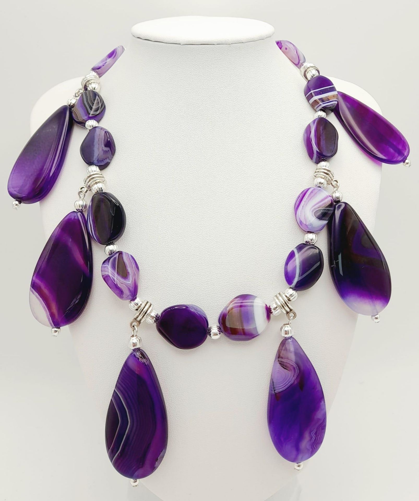 A statement, purple banded agate necklace and earrings set, necklace length: 45 cm, earrings length: - Image 3 of 4