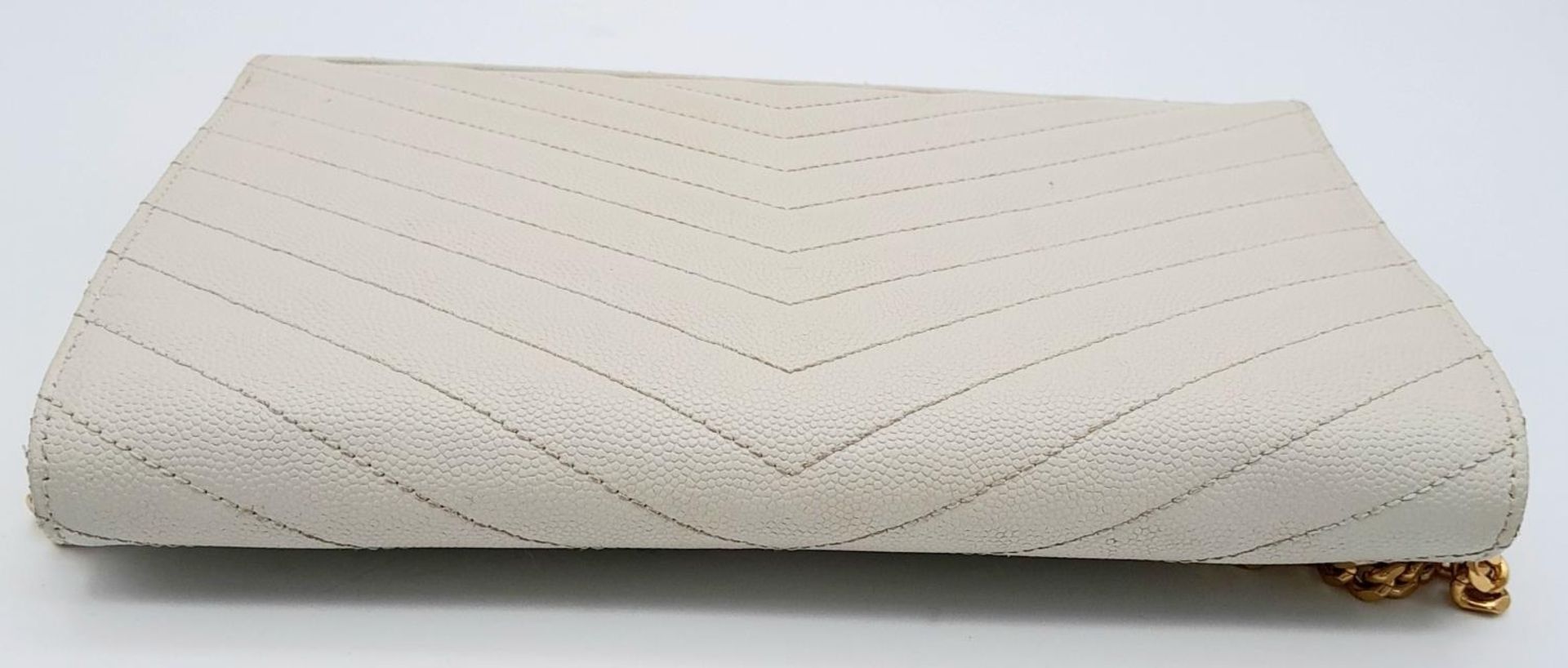 A YSL Ivory Cassandre Wallet Bag. Leather exterior with gold-toned hardware, the iconic YSL logo, - Bild 4 aus 13