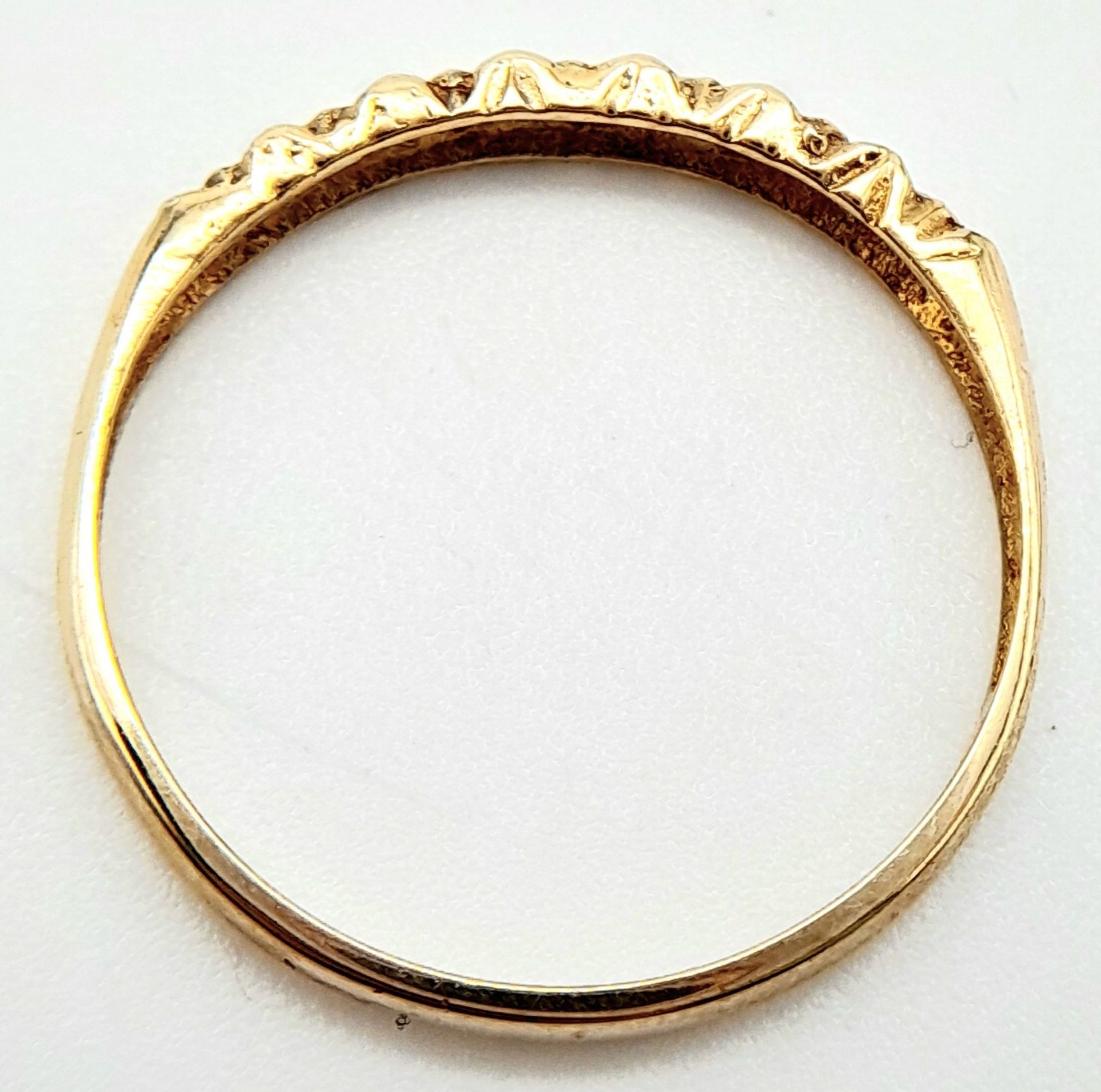 A 9K YELLOW GOLD DIAMOND BAND RING. 1.1G. SIZE O - Bild 5 aus 6