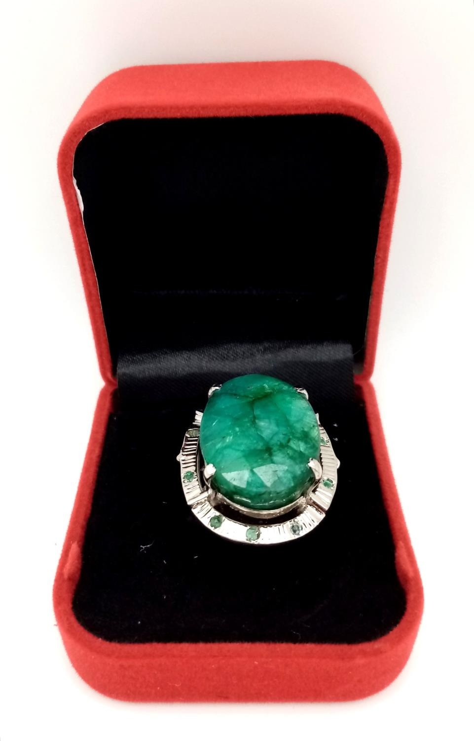 A 48ct Brazilian Emerald Silver Ring. Set in 925 Sterling Silver. W- 17.5g. Comes in a - Image 5 of 6