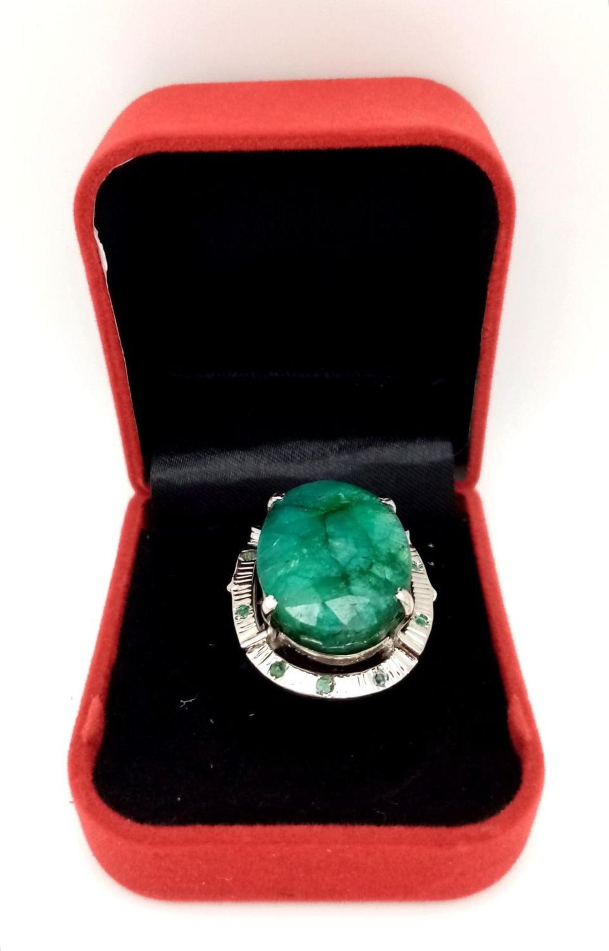 A 48ct Brazilian Emerald Silver Ring. Set in 925 Sterling Silver. W- 17.5g. Comes in a - Bild 5 aus 6