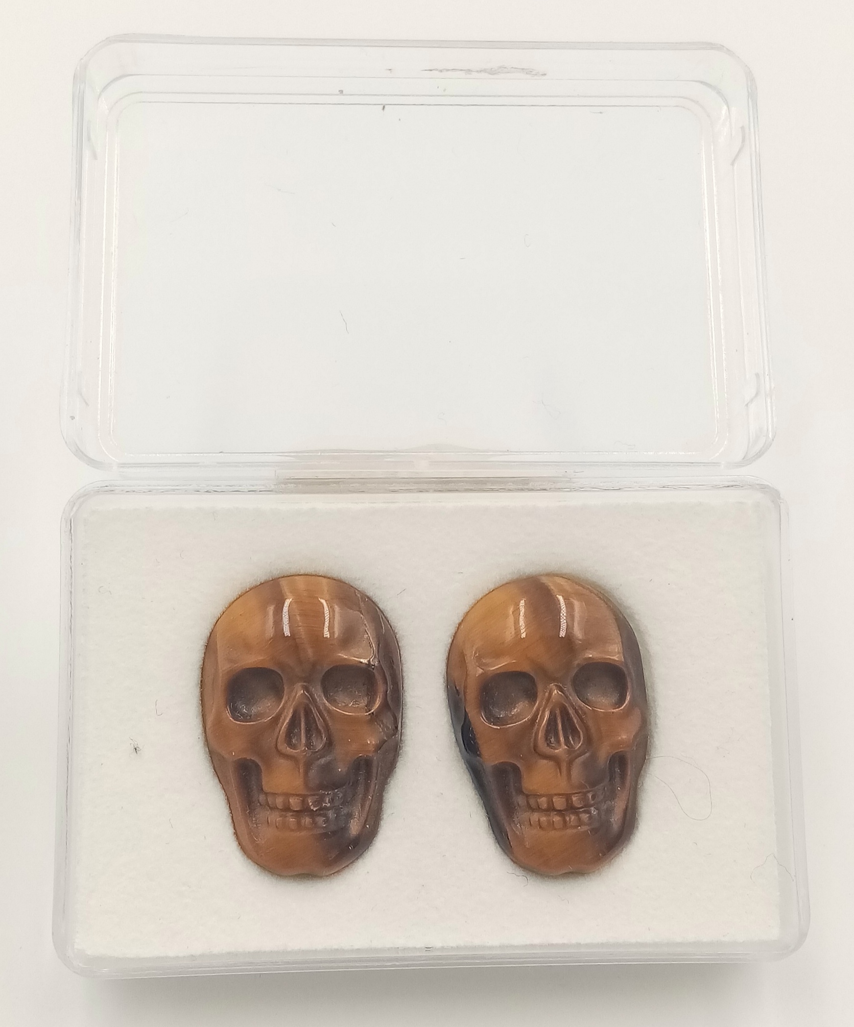 A PAIR OF TIGERS EYE CARVED MATCHING SKULLS - VERY RARE AND UNUSUAL. 20MM X 15.5MM - Bild 2 aus 3