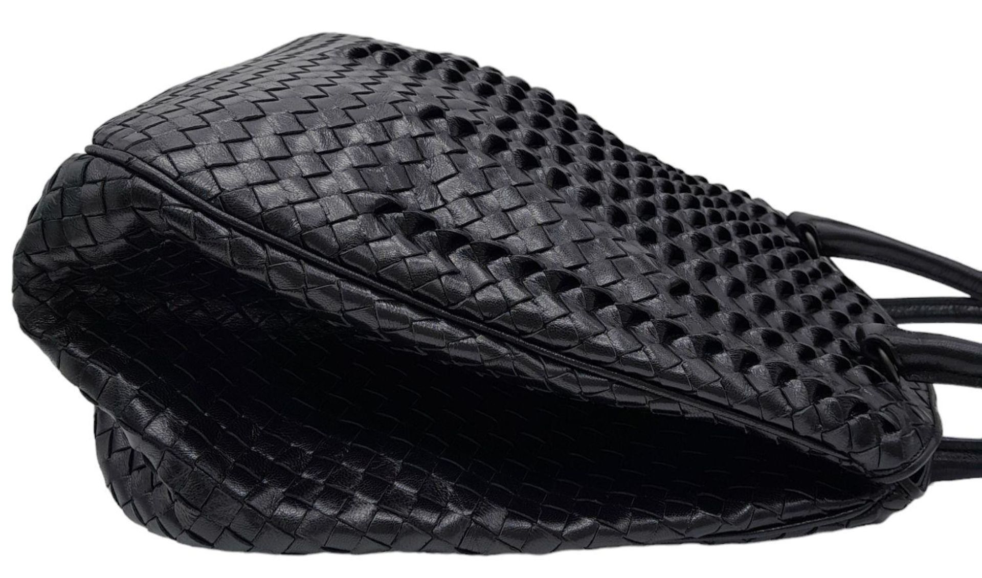 A Bottega Veneta Black Bag. Intrecciato leather exterior with two rolled leather handles. Beige - Bild 3 aus 7