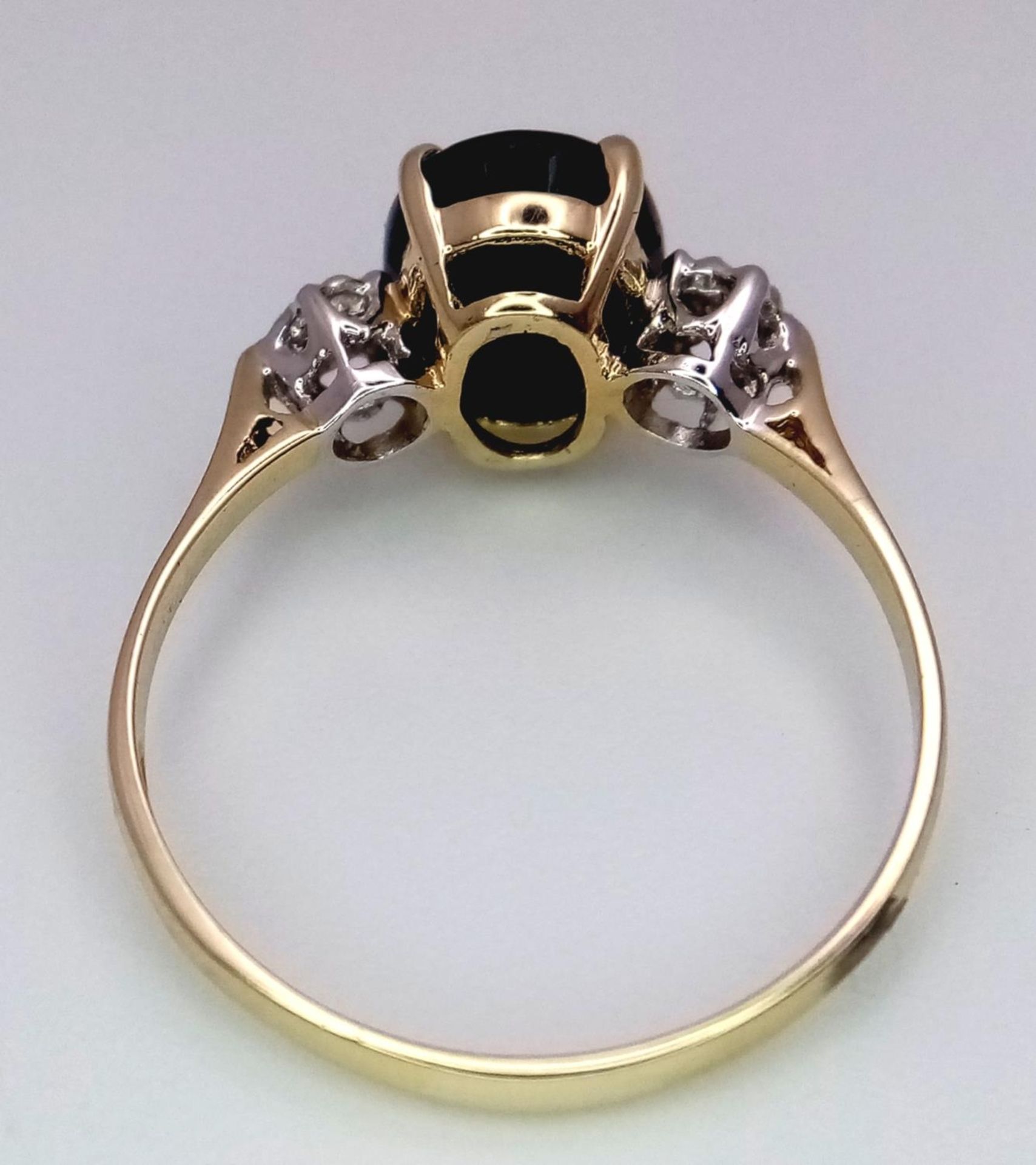 A 9K YELLOW GOLD DIAMOND & SAPPHIRE RING 1.50CT DARK BLUE OVAL SAPPHIRE 1.7G SIZE N SPAS 9016 - Image 3 of 4