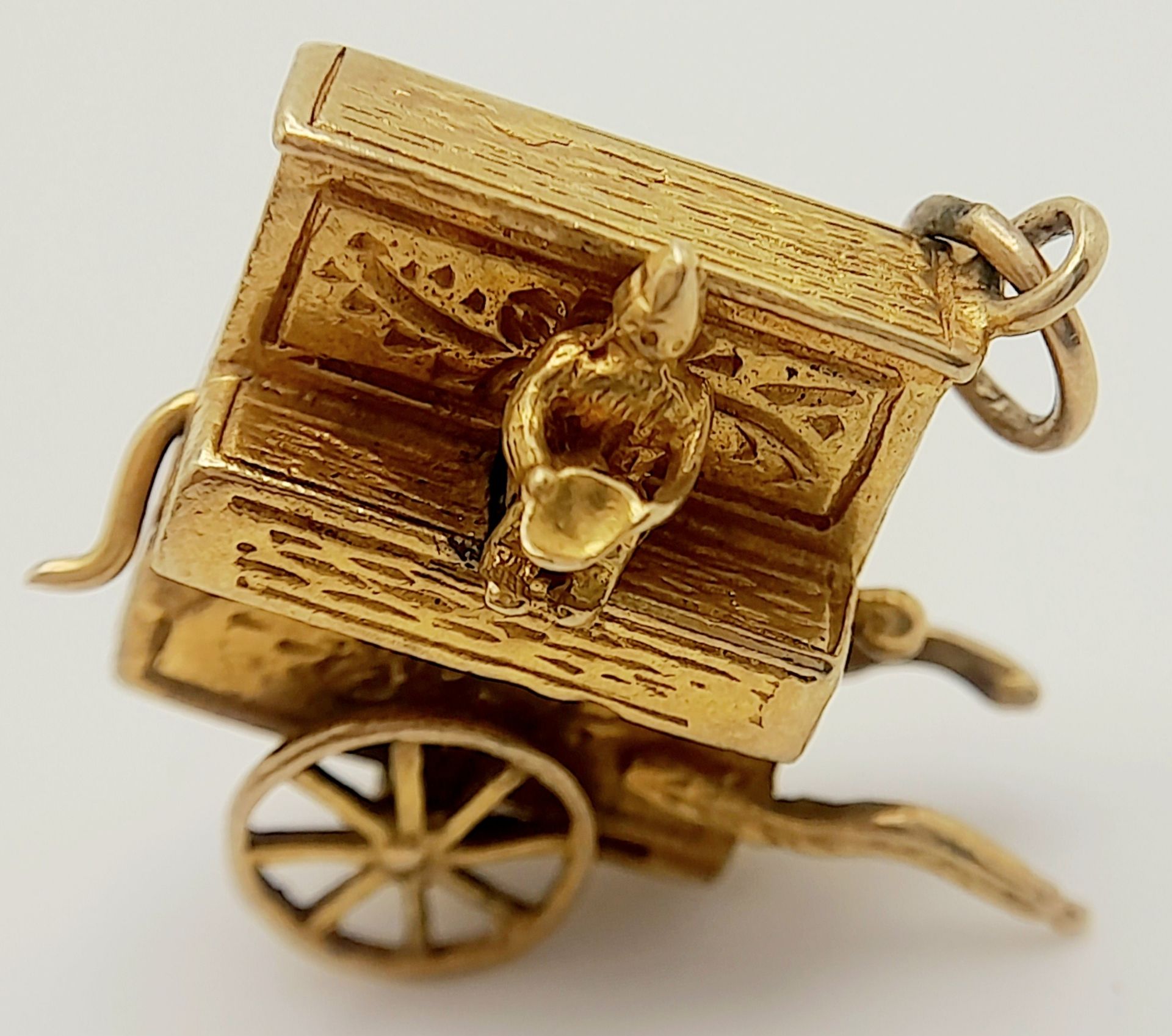 A 9K YELLOW GOLD ORGAN GRINDER AND MONKEY CHARM WITH MOVING PARTS. 2.2cm x 2.5cm, 5.2g weight. - Image 3 of 6