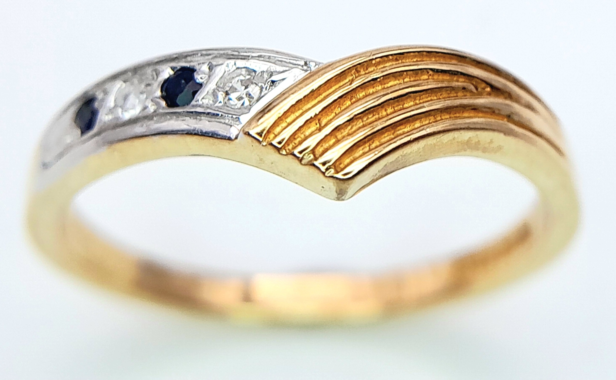 A 9K YELLOW GOLD DIAMOND AND SAPPHIRE SET WISHBONE RING. 2G. SIZE M. - Image 2 of 5