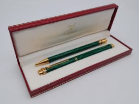 A Must de Cartier Fountain and Ballpoint Set of Pens. Malachite lacquer decoration. Ref: 017182