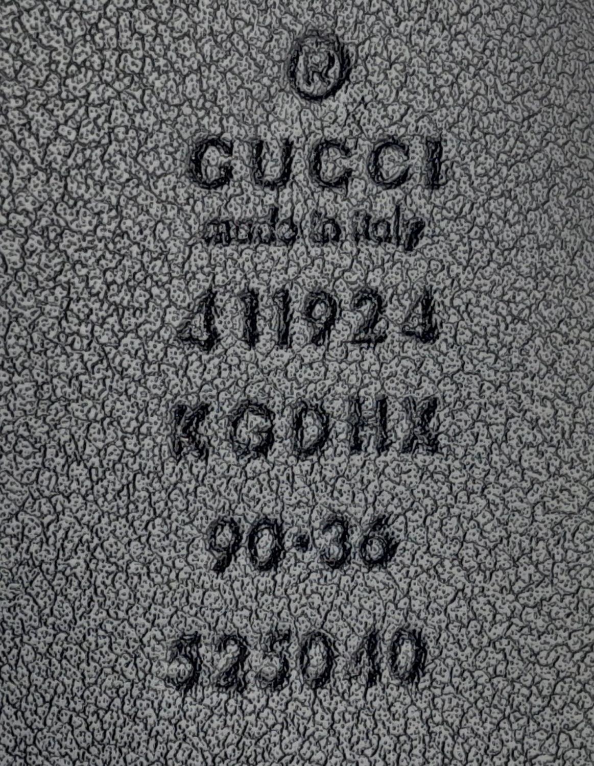 A Gucci Black with Grey Monogram Men's GG Belt. Silver-toned hardware. Approximately 104.5cm length, - Bild 6 aus 7
