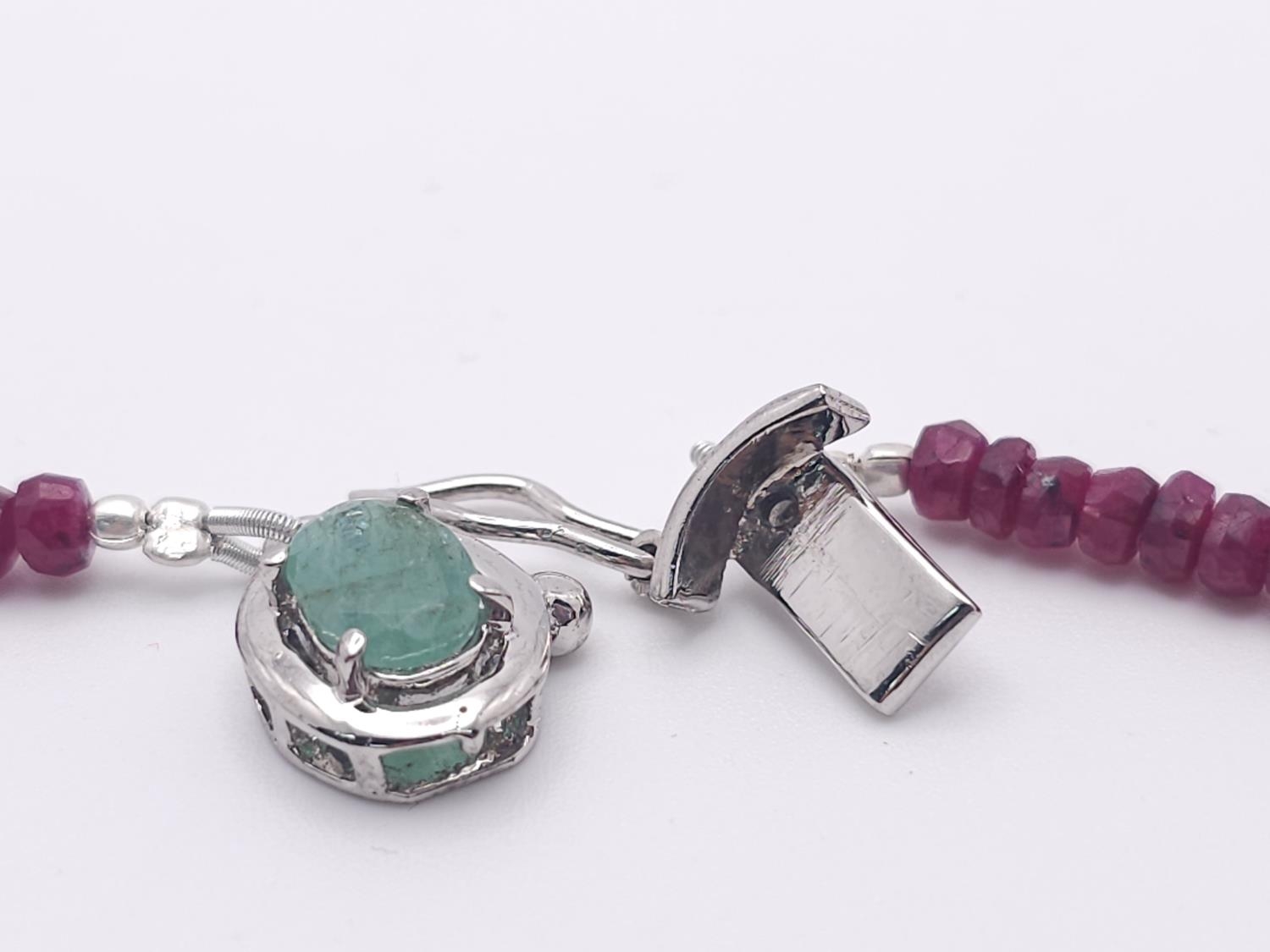 A 110ctw Ruby Rondelle Gemstone Single Strand Necklace with Emerald and 925 Silver clasp. 44cm. Ref: - Image 4 of 6