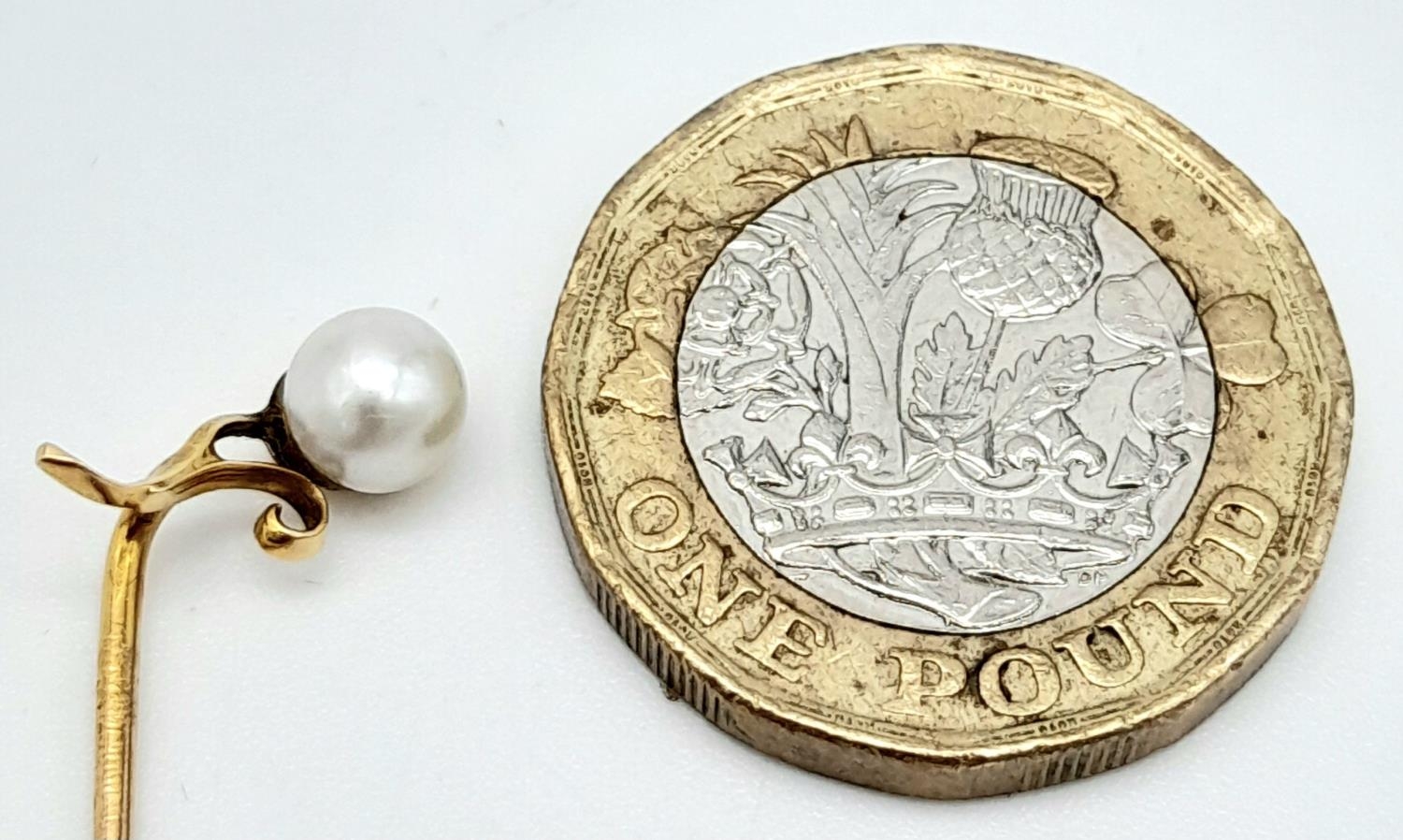 A Vintage 9K (tested) Yellow Gold Stick Pin with Pearl Decoration. 5.5cm. 1g total weight. - Image 4 of 4