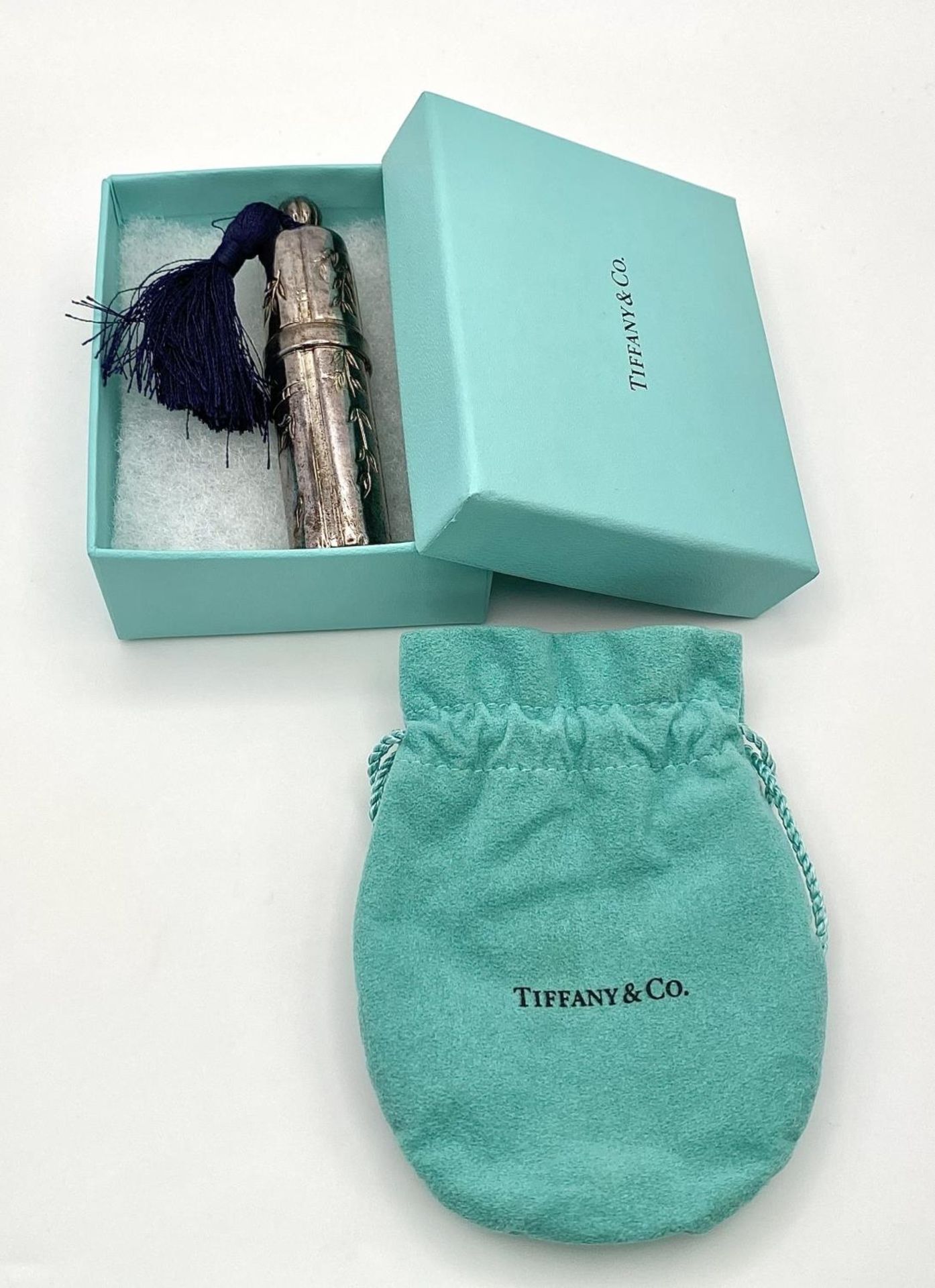 A TIFFANY & CO sterling silver perfume bottle with original pouch and presentation box. - Bild 3 aus 4