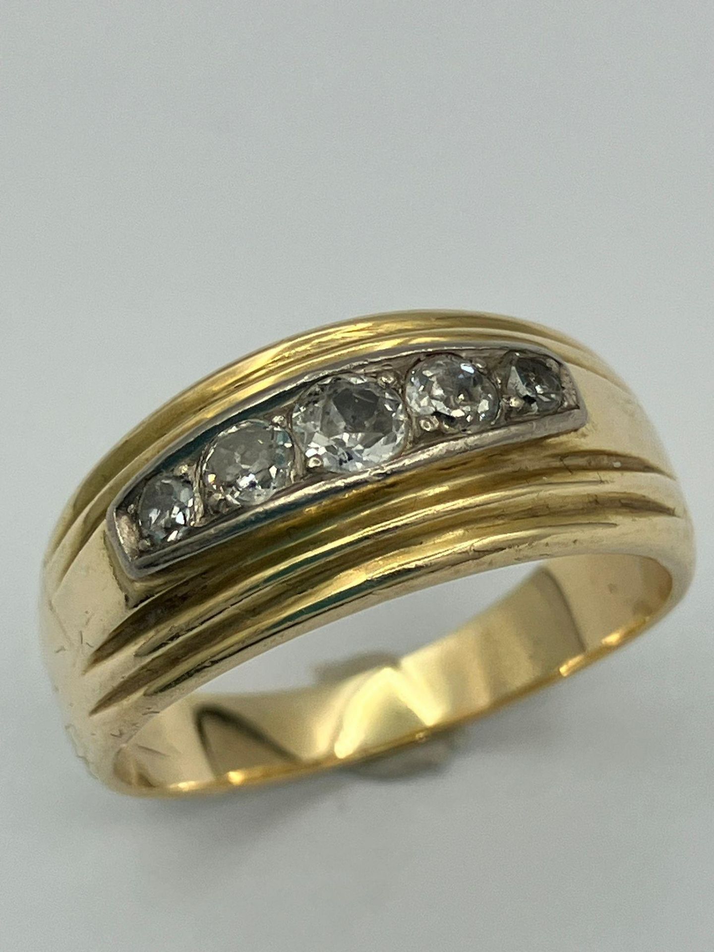 Beautiful 14 carat GOLD RING. Having 5 x GRADUATED DIAMONDS Mounted to top. 6.9 grams. Size P 1/