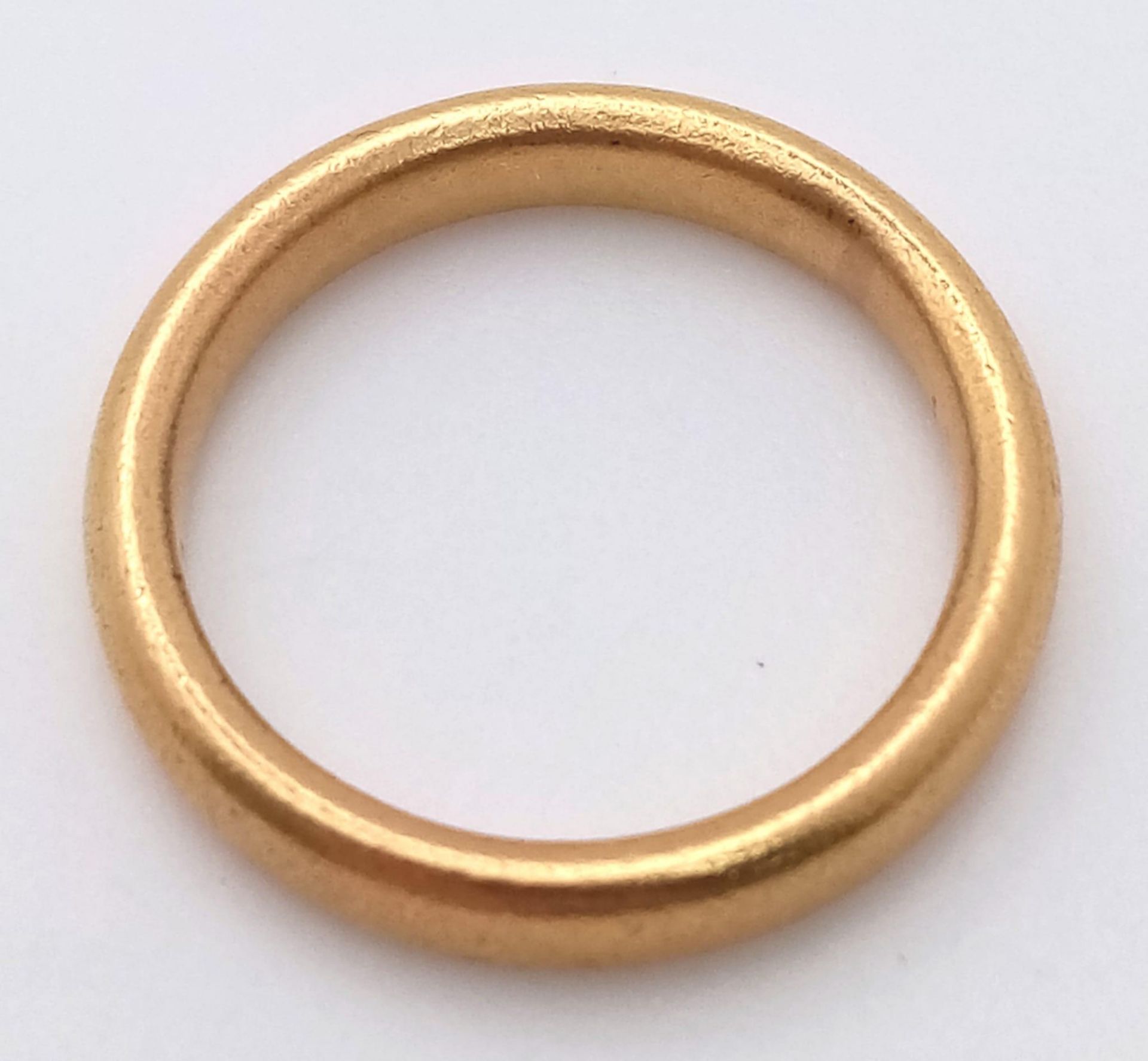 A Vintage 22K Yellow Gold Band Ring. 3mm width. Size K. 5.47g weight. Full UK hallmarks. - Bild 3 aus 4